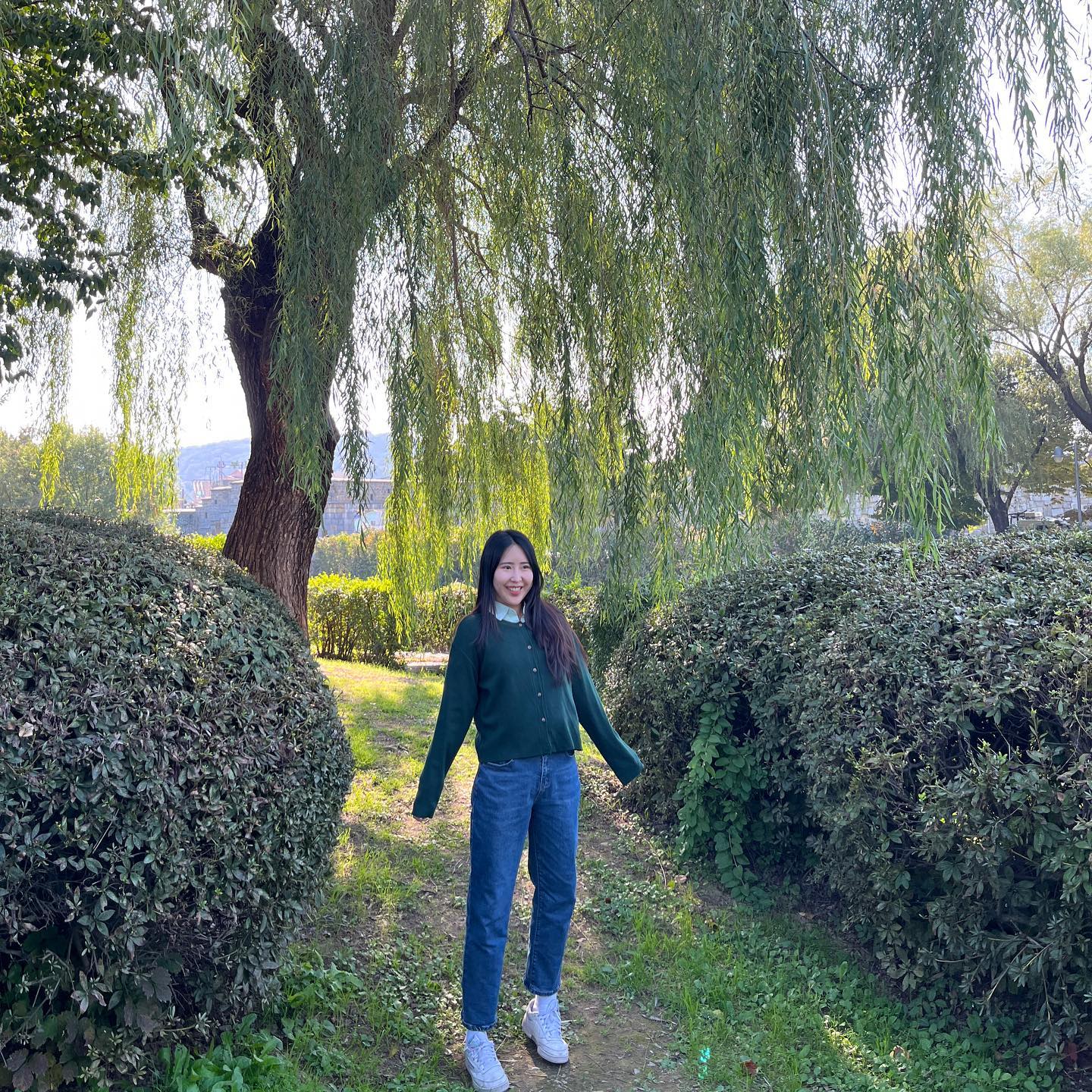 🌳🌿🌱☘️🍀🍃
푸릇푸릇한 방화수류정

1. 데이트 나와서 신난 수연
2. 요즘 최신 유행이라는 본인만의 저세상 앵글
3,4. 시엄마 따라하는 포즈
5. 본인 찍어달라며 달려가서 머리만 내밀기
6,7,8. 피스공쥬 시그니처인 완주한 등산객 포즈
9. 어떻게 찍어도 눈 감는 컷들 중 하나
.
.
.
#방화수류정#행동궁데이트#화성데이트
