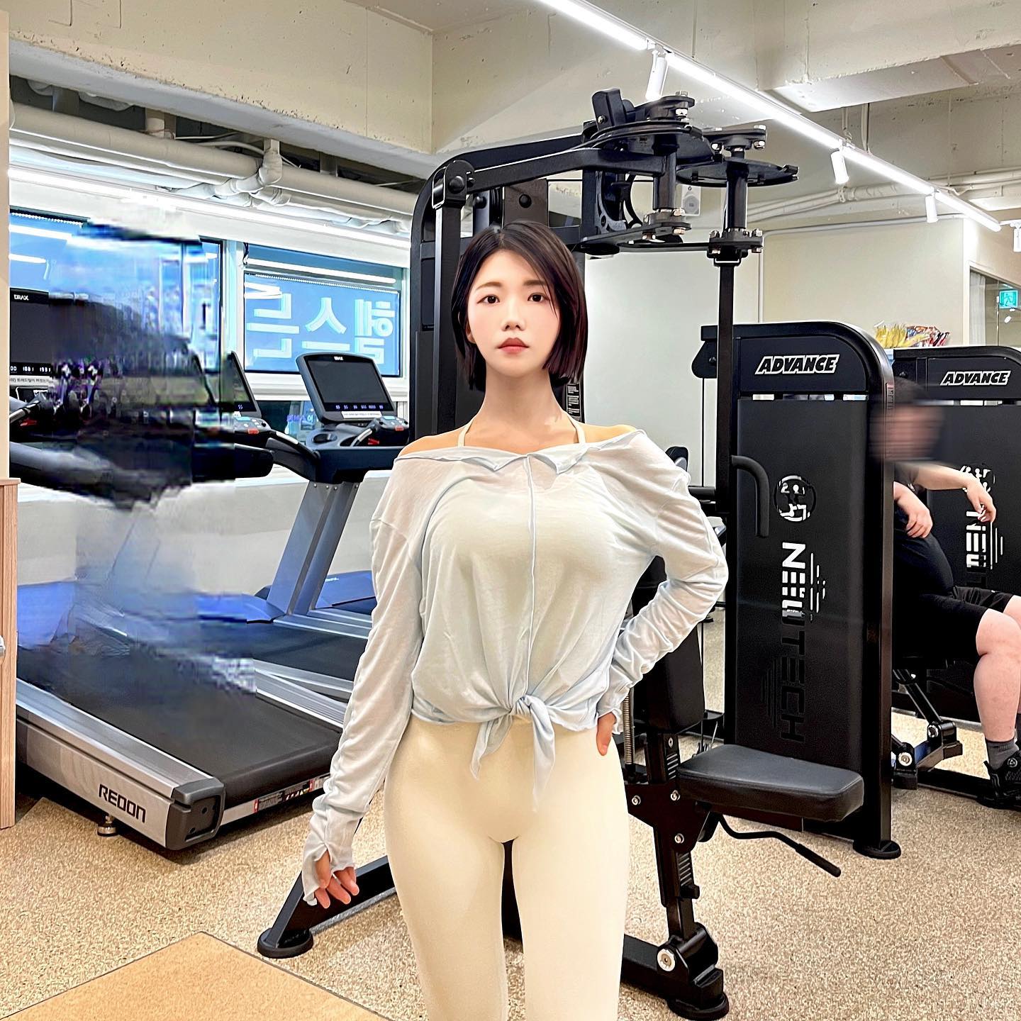 grandeline.official 채(헬)린이
유튜브에서 붙여진 별명 🏋️‍♀️ 
제일 싫었던 가슴운동 요즘 재미 붙이는 중💪🏻

진짜 기대 이상으로 편했던 슬리브
매번 브라탑에 집업이나 후드 입는데,
슬리브가 이렇게 이쁘고 편한 줄 처음 알았어요

2Way 스타일링이 제일 좋았습니다
가슴운동 날 입었는데 자세 때 배 부분 신경쓰일 때는 풀고
자세를 잘 보고 싶을 때 묶고
이렇게 두가지를 다 할 수 있어 좋았어요.

운동할 때 배부분 신경쓰이는 분들에게 딱입니다~
전 운동 아니어도 봄, 여름 되면 일상에서도 입기 좋을 것 같아요

📌착용제품
슬릿 타이 업 롱 슬리브

더 궁금한 정보
제품 구매링크 원하시면 dm 주세요🙏🏻📩

#그란데라인엠버서더 #그란데라인 #grandeline  #라인은그란데라인 #브라탑 #레깅스추천 #운동하는여자 #헬스타그램 #gymwear #짐웨어 #요가 #에슬레저룩