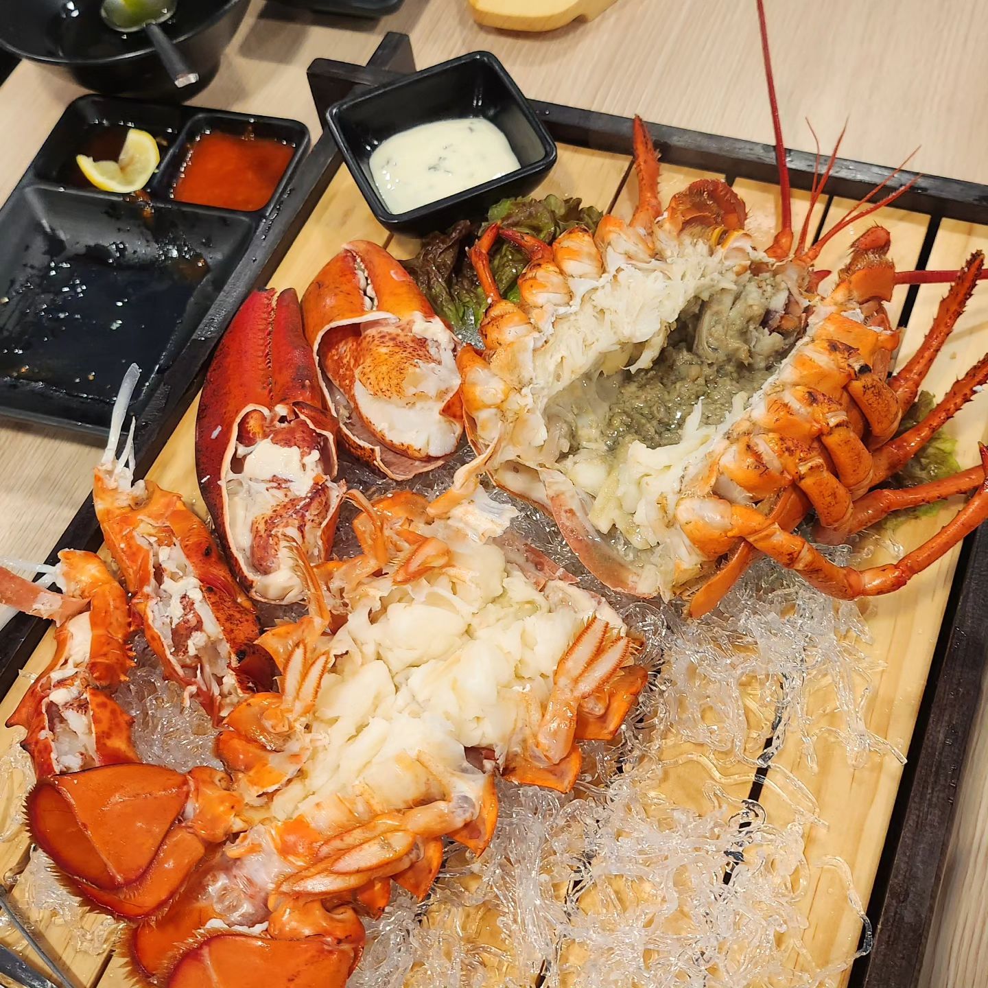 랍스타+ 해산물+회 세트~~
실속만점~~ 

예약 안받는곳~~~
그냥 풀석인 경우는 기다려야한다는 맛집^^

잘~~~~ 먹었습니당~^^