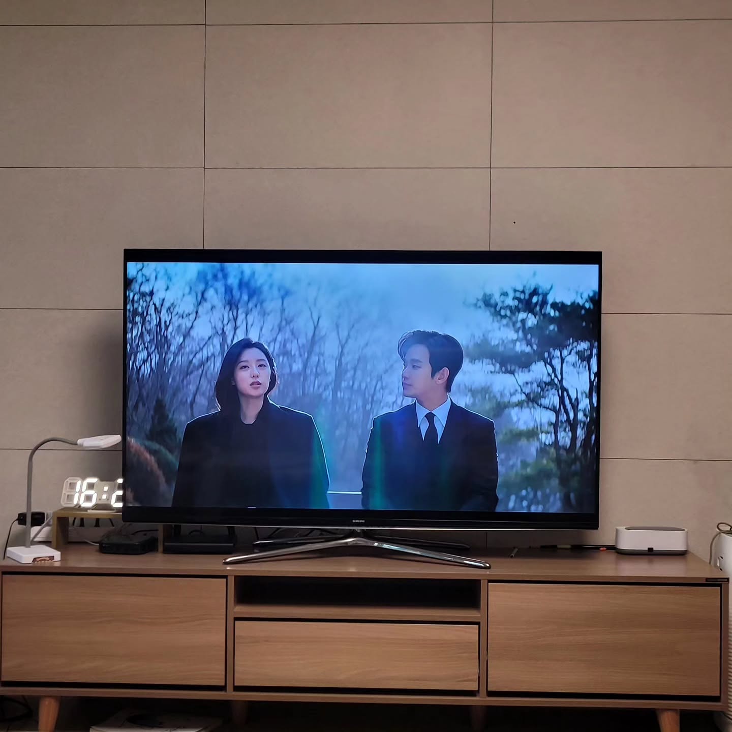신나게 놀아 그런지 견딜수 있을만큼의 숙취와 졸음😴😴
퇴근 후 분식으로 해장하고 곧장와서 드라마.
본방을 놓쳐본적 없는 #눈물의여왕 #재방사수 
.
.
#해장은분식이지👍 
#재방보다가 #잠들지싶네
#주말 #비