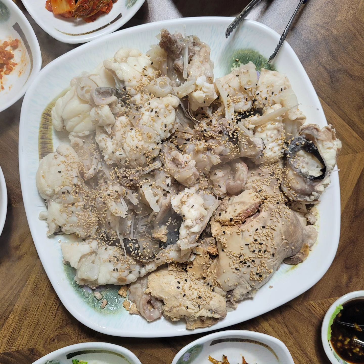 #직장인맛집

아귀수육 @수향생아구
콥샐러드, 라구파스타 __seasoning
잔치국수, 파전 @놋전국수
청국장백반 @동명식당
제육백반 @밥먹고가는집

#직장인 #가족여행 #맛집투어 #경주여행

아부지가 좋아하시는 아귀수육, 마침 제철이라 생아귀로 수육을 하는 곳에 갔더니 아귀간을 질릴 만큼 주셔서 점차 식욕을 잃었다는 이야기. 입가심 차원에서의 샐러드와 파스타는 엄마가 완그릇을 하는 신기록을 볼 수 있었고, 떠나기 전 동네 맛집 작은 식당에서 국수와 파전을 먹었다. 테이블 간격이 좁아 옆 테이블 분들과 마치 함께 온 듯 수다를 나누고는 경주를 떠나왔다. 아침은 눈 뜨면 세수도 안하고 백반집 고고, 숙소에 돌아와서는 다시 침대로, 이게 여행이지!!

#아귀수육 #수향생아구 #콥샐러드 #라구파스타 #시즈닝 #잔치국수 #파전 #놋전국수 #백반쓰 #경주맛집