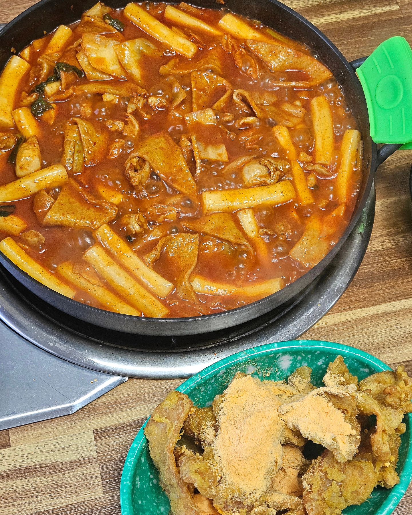 #협찬 기흥구청 근처 가성비 닭떡볶이 맛집 추천🐔🥘

기흥역 근처에 닭을 넣은 즉석떡볶이를 맛볼 수 있는 곳이 있다고해서 다녀왔어요!

직접 염지한 닭다리살이 가득 들어가서 든든하고 맛있게 먹었어요🍗
닭다리살과 떡, 오뎅, 양배추가 아낌없이 들어가 정말 배부르게 먹을 수 있는 가성비 맛집이었어요👍

어느정도 먹다가 볶음밥 말씀드리면 다 볶아서 가져다 주시는데, 떡볶이 양념 자체가 맛있어서 고소하고 매콤달콤 맛있었어요😋

이 닭다리살로 튀긴 닭강정은 얼마나 부드럽고 맛있을지 궁금했어요👀
닭강정과 떡볶이가 메인이라 점심메뉴로도 좋고, 야식메뉴로도 좋을 것 같아요ㅎㅎ

✓ 닭떡볶이 2인분
✓ 볶음밥 1인분
✓ 닭껍질튀김

🍽 닭강정떡볶이디자이너 tteokbokkidesigner
📍 경기 용인시 기흥구 관곡로 51 신안아파트 상가 102호
⏰️ 월-토 11:00~01:00

-
#기흥구청맛집 #기흥역맛집 #신갈역맛집 #기흥맛집 #기흥구청점심 #기흥역점심