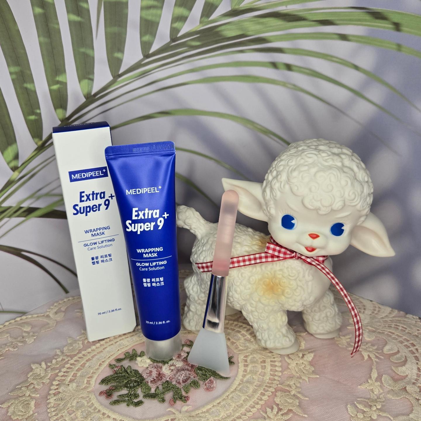 #협찬 #medipeel #메디필 #엑스트라슈퍼9플러스물광리프팅랩핑마스크 #메디필엑스트라슈퍼9 #메디필엑스트라슈퍼9 #메디필물광리프팅랩핑마스크 #메디필 #메디필랩핑마스크 #엑스트라랩핑마스크 #물광리프팅랩핑마스크 #마스크팩 #수분플럼핑 #품절대란 #품절대란랩핑마스크 #다이소랩핑마스크 

품절대란이였던 그 팩 저도 구했어요~
메디필 엑스트라 슈퍼9 플러스 물광 리프팅 랩핑마스크
다이소에갈때마다 물어봐도 매번품절이였는데
많은 소비자들의 성원에 힘입어 
70ml 본품으로 출시되었어요~

엑스트라 슈퍼9 플러스 물광 리프팅 
랩핑마스크는 피부를 케어해주는 
물광리프팅랩핑마스크에요~!!

발림성 좋고 랩핑마스크를 바르고 떨어질 염려없이 
자유롭게 일상생활이 가능한 팩이여서 좋았고
떼어내는것도 한번에 싹 잘떼지고 떼고나서
물광피부되는점도 너무 좋더라구요~^-^

팩하고나서 화장도 잘먹으니 피부에 엄청
공들인 느낌나는 팩이여서 추천드려요~