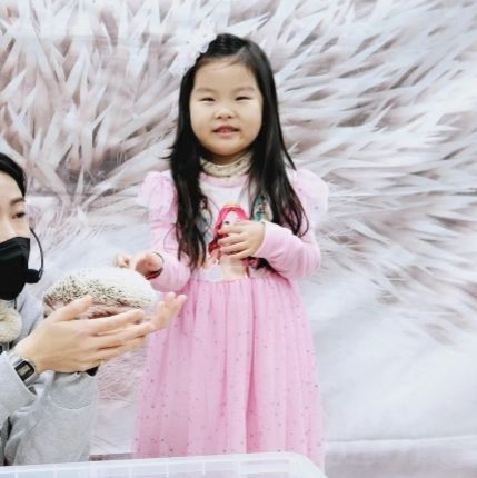 ㆍ
고슴도치에게 소심하게 갖다대보는 손가락 😆😆
 
 
 
#월1회 #만나요 #동물친구들