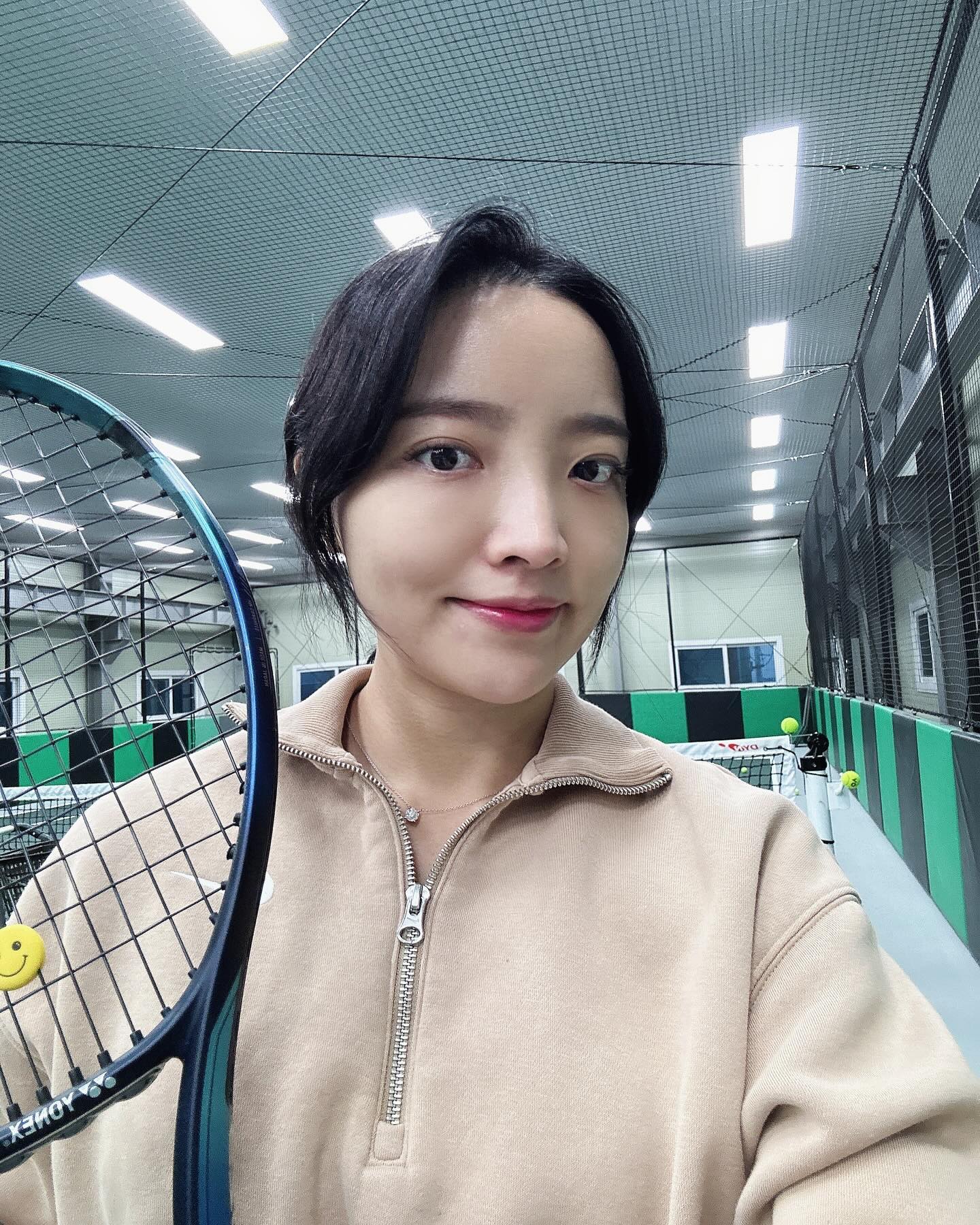 작년부터 배우고 있는 #테니스

남편이랑 3번째 나와 본 풀코트🎾
오늘은 그래도 랠리가 쬐끔 잘되서
재밌고 기분이가 좋았☺️

#두시간순삭 

주말마다 나오니까 재밌는데
엄빠 테니스 기다리느라 심심한 도연이
#매번고마워
내년에는 도연이도 같이 배우자

아직 갈길이 먼 #테린이 
#열심히배워야지
#태니스장 #주말운동