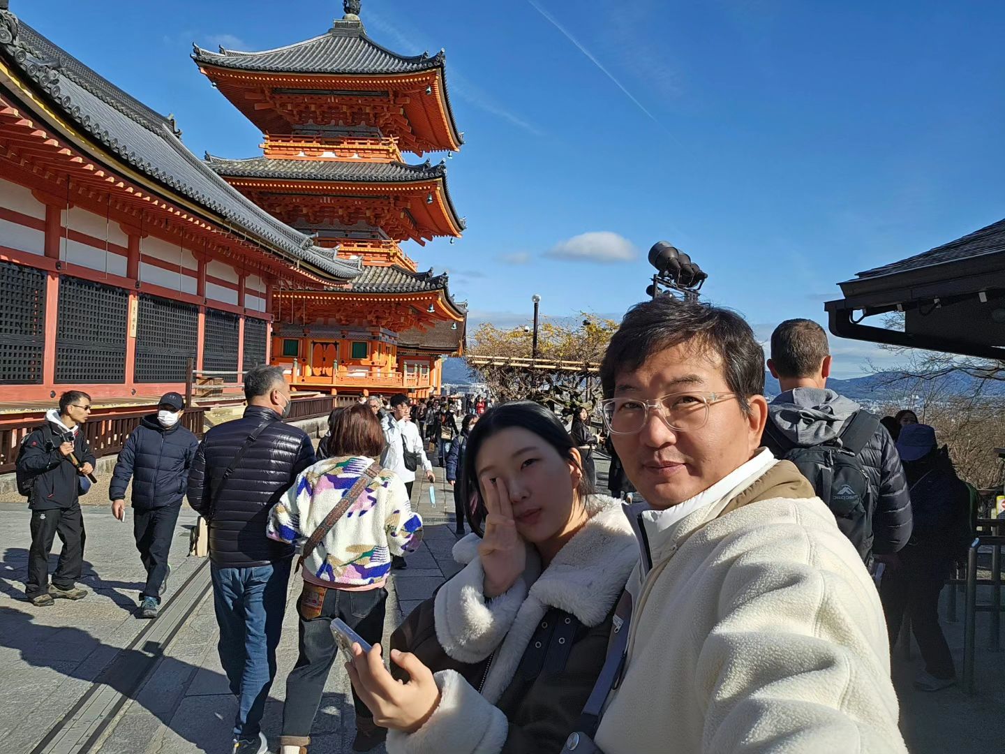 일본의 천년수도 교토 청수사를 보고 모찌도 먹고 단고도 먹고 니넨자카 스타벅스에서 커피 한잔은 필수.

지이와 하루 하루 즐거운 추억 만드는 중 ^^
.
.
.
.
#부녀여행
#일본여행
#오사카여행 #교토여행 #청수사 #운동인플루언서 #캠핑스타그램 #캠핑그램 #감성캠핑 #캠크닉 #차크닉 #피크닉 #캠퍼 #camper #感性キャンプ #like4like #캠퍼이오 #캠핑블로거 #campinggear #camper #camping #니넨자카스타벅스 #니넨자카 #우리딸예뻐 #단고 #모찌