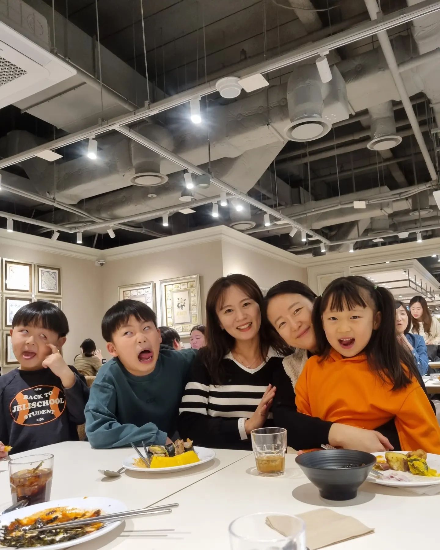 #두살언니지만 #나의소울메이트 #19살에만나38살 #모든수업땡땡이치고 #오늘하루힐링데이

대학시절을 송두리째 함께한 햄이언니❤️
아이들까지 다같이 만나니 감회가 새롭당😍
우리 지금이라도 둘이 여행 떠날수 있는데ㅋㅋㅋㅋ
갑자기 어디서 튀어나온거지 이 아이들은🤣🤣
19년동안 그 흔한 말다툼 한번 해보지 않은,
북사대 은방울 자매, 햄이와 팅민이😁

대전에서 KTX타고 이른 아침부터 와서,
저녁 8시반이 되어서까지 
하루종일 수다만 떨고 갔는데도...
뭔가 부족함...ㅋㅋㅋㅋㅋ

언니가 사온 성심당 빵은 
우리 애들 저녁 간식으로 먹이고.
루디아가 갖다준 꽃풍선 받고,
이모 좀 설렜다?😘😘 

다음에 날씨 따뜻해지면 다시 놀러와~💕💕
whitegeo25