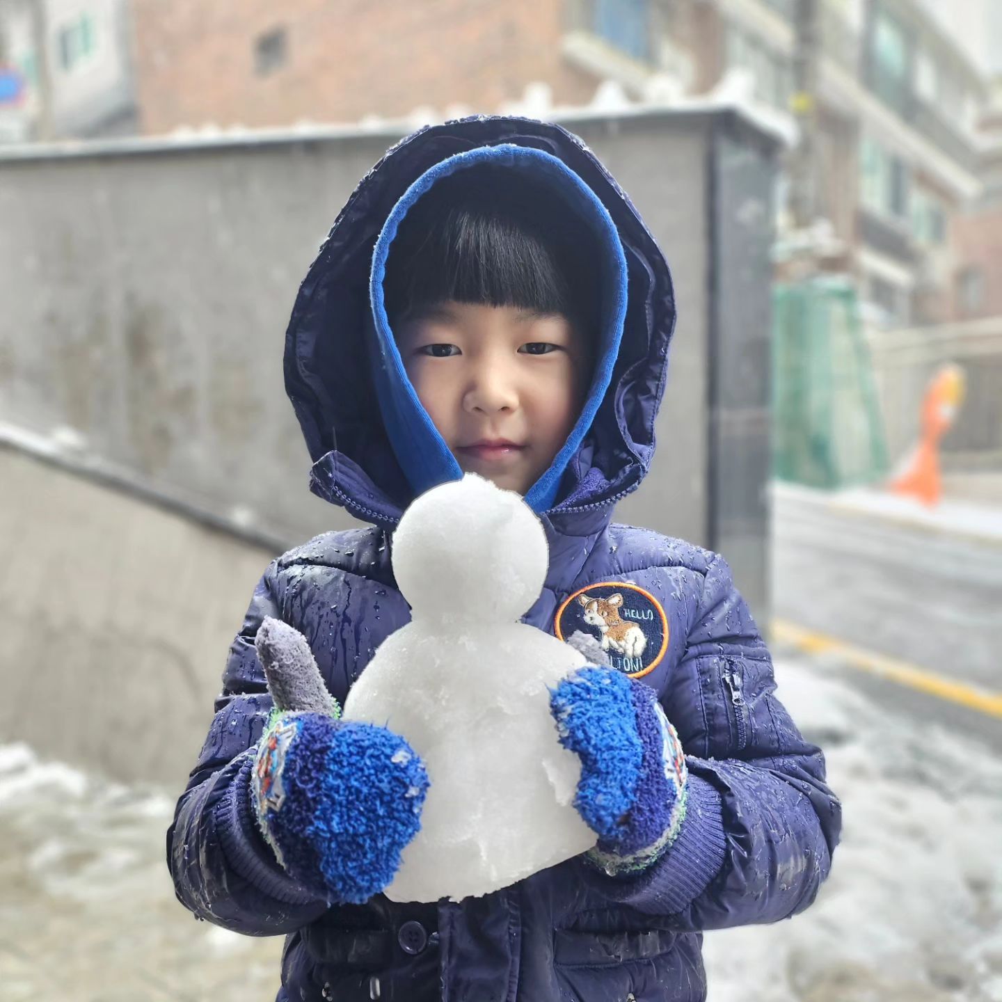 눈온다!

길  미끄러워 고립 🙃

주차장에서  놀자!
