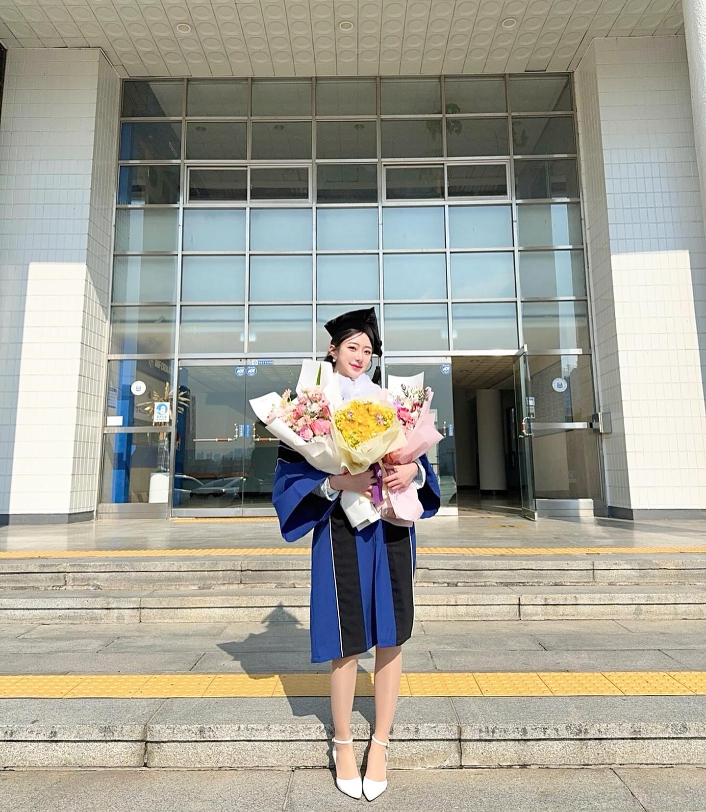 안녕 나의 인하 💎 
귀차니즘 심한 나는 졸업한지 두달 뒤에 뒷북치기 .
학교 다닐 땐 힘들었지만 돌아보면 너무 행복한 일만 많았던 애정하는 우리학교🏫
너무 많은 추억을 쌓고 떠나서 너무 아쉽지만 다들 비행기에서 만나요. 이제 실전이다. 다들 화이팅입니다. 
사랑하는 우리가족 퍼스트 태워주는 그 날까지 .

#인하공전 #항공과 #항공운항과 #예승이 #인하공업전문대학 #인하공전항공운항과 #승무원 #졸업 #졸업사진 #프로필사진 #07 #08 #조럽 #학사모