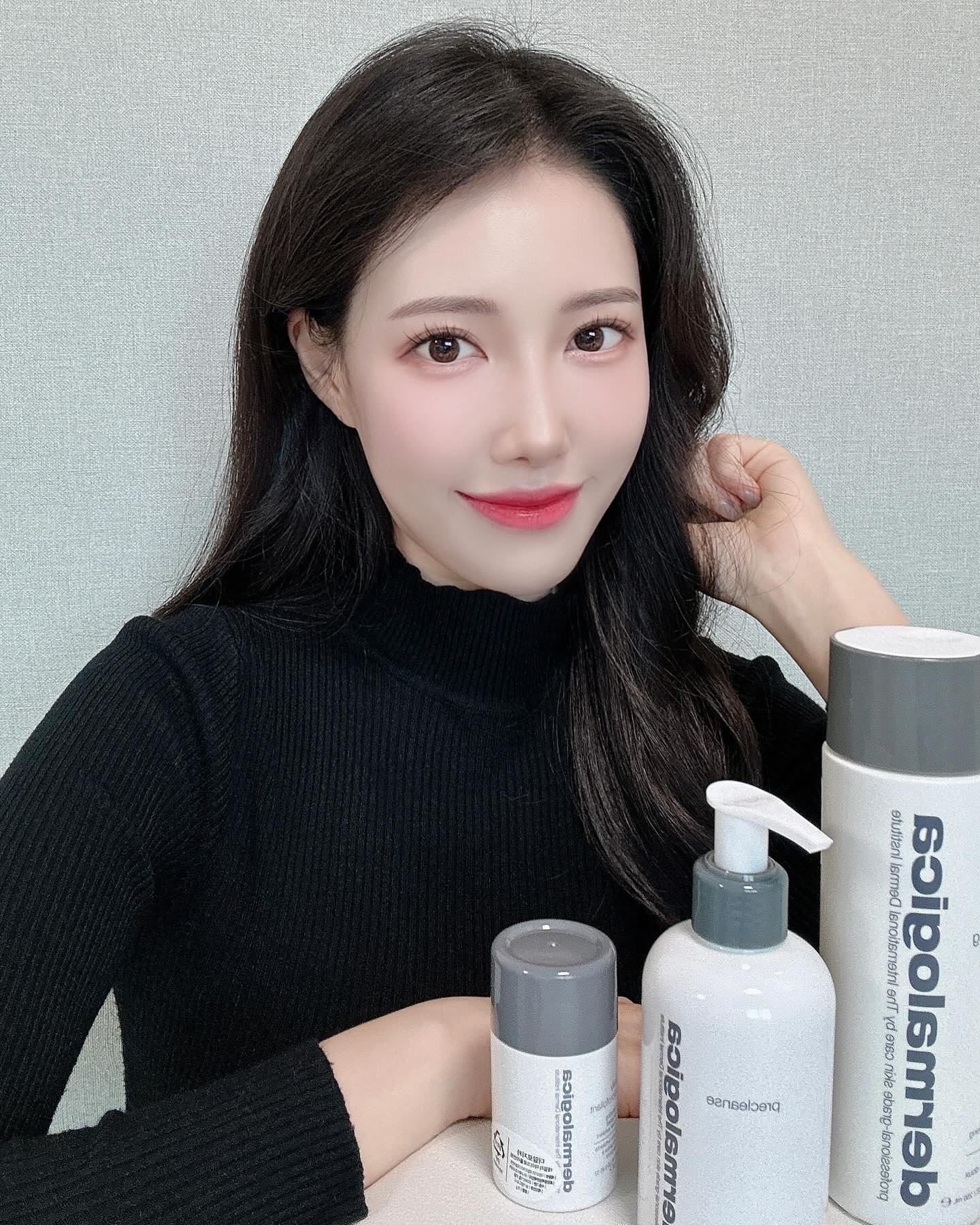 #제품협찬 dermalogica 🖤

스킨 트리트먼트 전문 브랜드 #더말로지카 의
프로페셔널 스킨 테라피스트가 선택한 프리미엄 스킨 케어 
루틴으로 집에서도 편하게 #홈스테틱 중이에요 ! 

총 세가지의 제품으로 데일리 케어를 해주는데요 💁🏻‍♀️

먼저, 진한 워터프루프 메이크업까지 말끔히 씻어내주는 
클렌징 오일인 프리클렌즈로 스킨케어를 시작해주고요 🫧

세안 후에도 당김없이 수분감을 남겨주는 
스페셜 클렌징 젤로 말끔하게 세안 해준 후, 

#30초에1개씩판매 되는 엔자임 파우더인 매일 사용해도 
자극없이 충분히 부드러운 데일리 각질 케어템 
‘데일리 마이크로폴리언트’로 마무리해줘요 :) 

📍3STEP으로 완성되는 건강한 피부를 위한 
  촉촉한 저자극 클렌징 루틴 방법

STEP 1. 프리클렌즈 -> STEP 2. 스페셜 클렌징 젤 -> 
STEP 3. 데일리 마이크로폴리언트 순으로 사용하면 
피부를 더 깨끗하고 건강하게 관리할 수 있어요

특히 저는 엔자임 파우더와 소량의 물을 섞어 팩처럼 
사용해주기도 하고 스페셜 클렌징 젤과 데일리 
마이크로폴리언트를 섞어서 활용하기도 하는데요 ! 

파우더의 부드럽게 녹는 고운 입자와, 풍성한 거품, 
물에 녹을 때도 떡지지 않는 텍스처가 무척 마음에 들더라구요 🧖🏻‍♀️

중요한 약속 전에 꼭 사용해 다음날 피부가 더 좋아보인다는 
말을 듣게 해주는 더말로지카가 선사하는 프로페셔널 스킨 
트리트먼트를 하단 구매처에서 경험해보세요 📌
> 더말로지카 공식 홈페이지 / 네이버 브랜드스토어 

#스킨트리트먼트전문브랜드 #프로페셔널스킨케어전문가들의NO1초이스 #since1986 #엔자임파우더 #효소파우더 #스킨케어 #피부관리 #에스테틱 #스킨테라피스트 #프리미엄스킨케어 #전문테라피스트 #더말로지카마이크로폴리언트 #더말로지카효소 #더말로지카클렌징젤 #더말로지카데일리 #엑스폴리언트