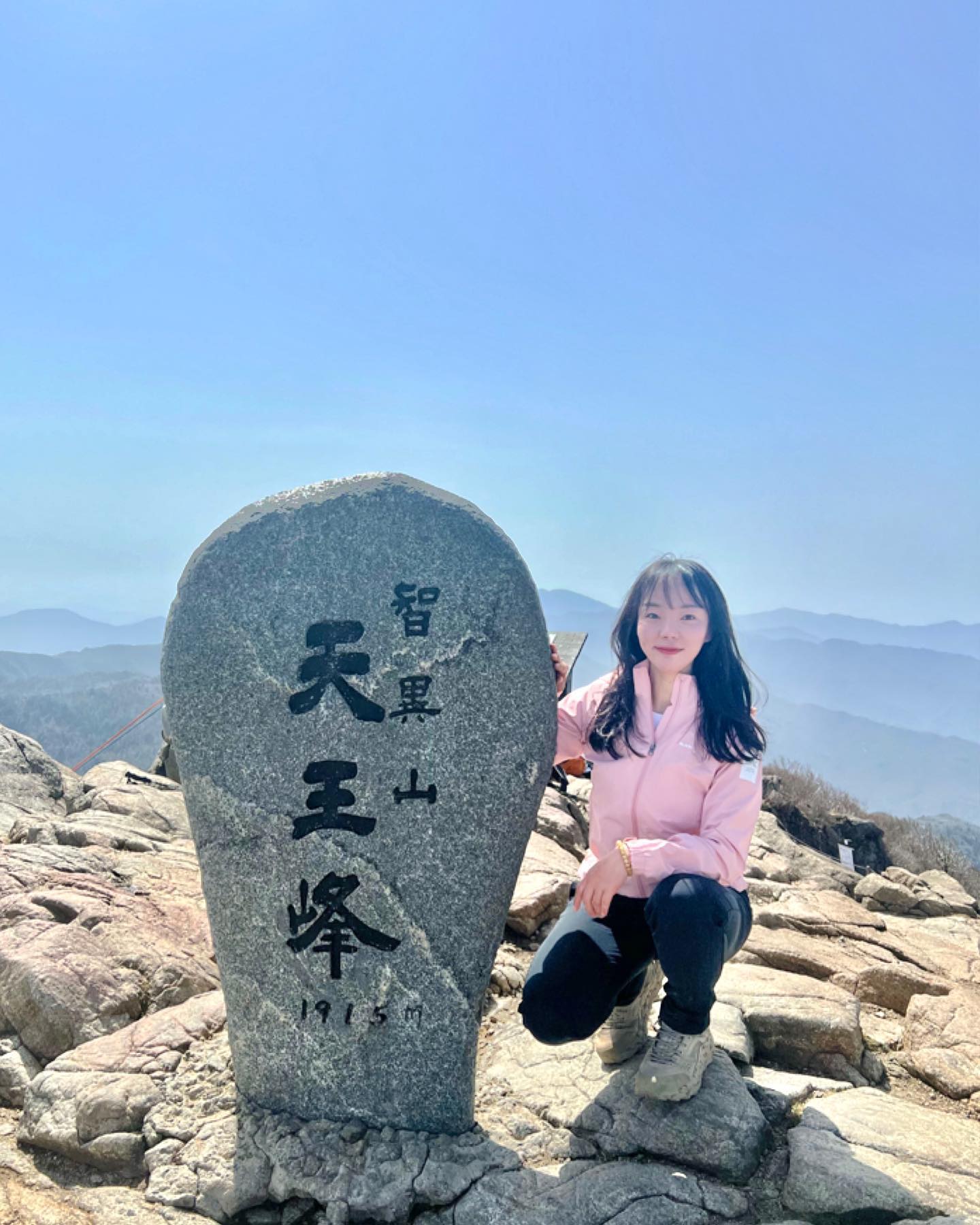 22.4.17~4.18 : 지리산 산행

내가 지리산 정상석에서 사진을 찍을 줄이야😢 혼자 10키로 가까이 되는 짐을 메고 등산했는데 산행 길은 난이도가 생각보다 높지 않음에도 불구하고 무거움에 죽을뻔 했다 

그래도 대피소에서 난생 첨으로 잠도 자보고 역대급 일몰도 봤다(다음날 날씨 비 오고+안개로 인해 일출은 대실패^_^)

다음엔 설악산 대피소도 도전해봐야징