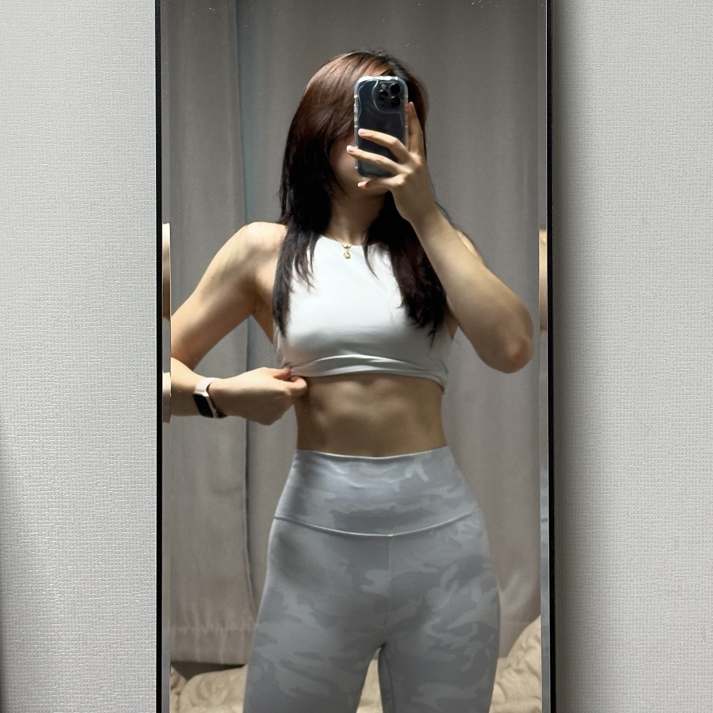 #일주일 #눈바디 #3kg감량 
저번달 부터 미모닝하고 있는데 이제는 아침에 일어나는게 습관이 된 것 같아요! 새벽에 일어나서 운동하고 출근해도 피곤하지 않더라고요 ㅎㅎ 체력이 좋아진 것 같아요🔥🔥🔥

그리고 식단조절도 하면서 공복유산소 하니까 바로 살이 빠지더라고요!! 이번달 목표는 앞자리 내려가는거!!!!!! 

제발 앞자리가 내려갔으면 좋겠어요🤣

그리고 오늘..! 밝은 운동복이 입고 싶어서 이거 입고 운동 갈까말까 엄청 고민하다가 입고 갔어용!!! 아침에 혼자 운동할 때 입을까 고민하다가 다들 자신감을 가지라고 하셔서 ㅋㅋㅋ 상의 커버 입구 댕겨왔습니다!!! 

수업 때 상탈은 못하구 혼자 나머지 운동하다가 더워서 벗었어요🙈 헬스장에서는 민망하지 않았는데… 크로스핏에서는 아직 민망해,,🙈