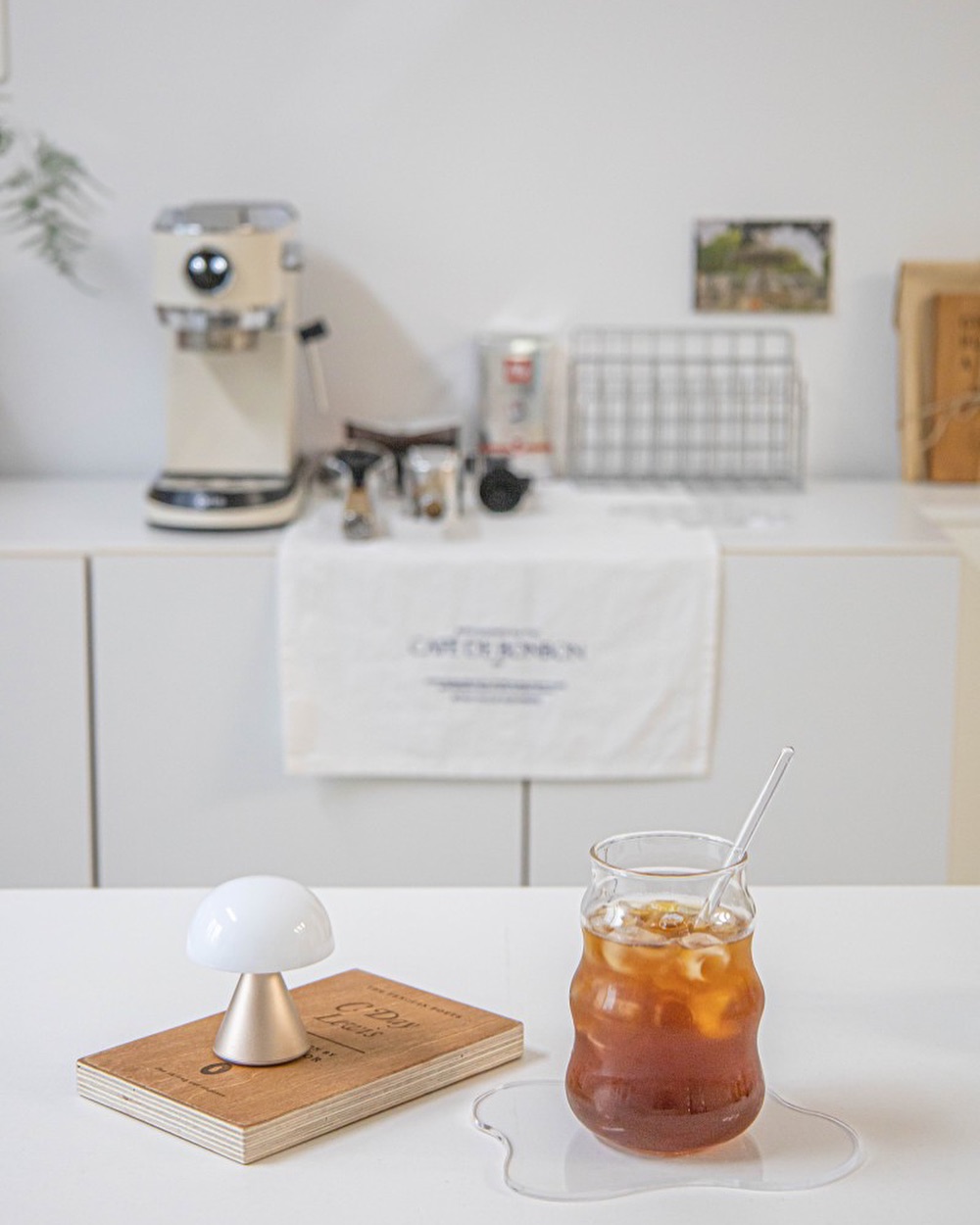 요즘 집에서 내려먹는 커피☕️
원두 내리는 재미, 캡슐 내려먹는 재미
선물 받은 컵에 에스프레소 넣어 아아❄️

_
_
_
#홈카페 #일상#커피머신기 #일리캡슐
#homecafe
