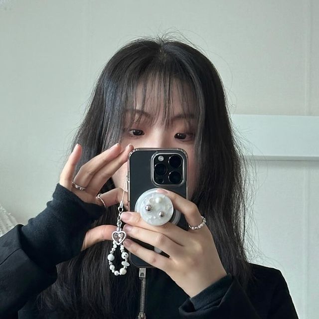 소현 on Instagram: "#협찬 봄자켓 준비 완료 ! 🤍 루즈~오버핏 실루엣의 비건스웨이드 자켓 🤍 밑단 처리가 밴딩으로 되어 탄탄한 핏감이에요 ! 투웨이 지퍼를 사용하여 다양하게 스타일링 할