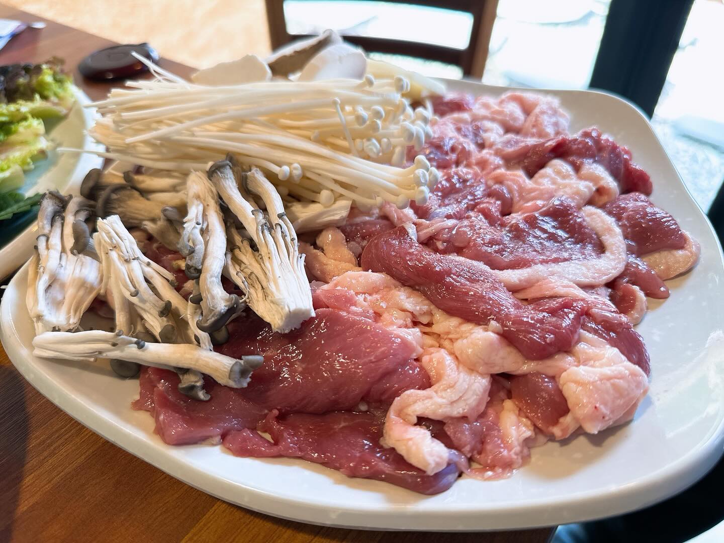 캠핑 갈 필요없이 캠핑느낌 물씬나는 오리고기집?!🥹

양산 물금에 위치한 신비숲가든 양산물금본점입니다.😍😍

오리불고기를 우리 지인들하고만 예쁜 하우스에서 먹을 수 있다 ??!🌝🌝

여기 방이 몇개 없어서 예약안하시면 주말 공휴일에는 야외 테이블 이용하기 힘들거 같아요🥹🥹

오리불고기 찍어먹는 저 강된장 처럼 생긴거 해물 뚝배기 인데 진짜 남다른 맛입니다.❤

전 개인적으로 뭔가 이렇게 시끌벅적한 가게 보다는 좋아하는 지인들과 따로 먹는게 좋더라구요🥸

오늘은 소금 로스구이 시켜봤는데 비주얼 만큼이나.. 크🥰

사진 올리면서 보니까 또 먹고 싶네요❤

완전 추천이구요 사진 / 동영상에는 안담겨있지만 저 외부테이블 안에 방마다 큰 창문이 있는데 

옆에 대나무 까지 심어져있어 진짜 캠핑 느낌 물씬 납니다.🌝🌝

오리 맛은 뭐 말해 뭐합니까요~❤️❤️

혹시 근처 가시면은~~

꼭 들려서 오리고기 한 판 드시고 가셔요~❤

🏮Tip 주차는 바로 옆에 전용 주차장에 주차하고 이용하시는게 좋을 것 같습니다.🌝

🌟주소 : 경남 양산시 물금읍 학산2길 9-23
🌟전화번호 : 0507-1354-5564
🌟영업시간 : 매일 11:30-21:30

#갓생푸드_양산

#물금 #오리고기맛집 #소금구이로스 #신비숲가든양산물금본점 #외부테이블 #캠핑느낌물씬 #존맛탱😋💕