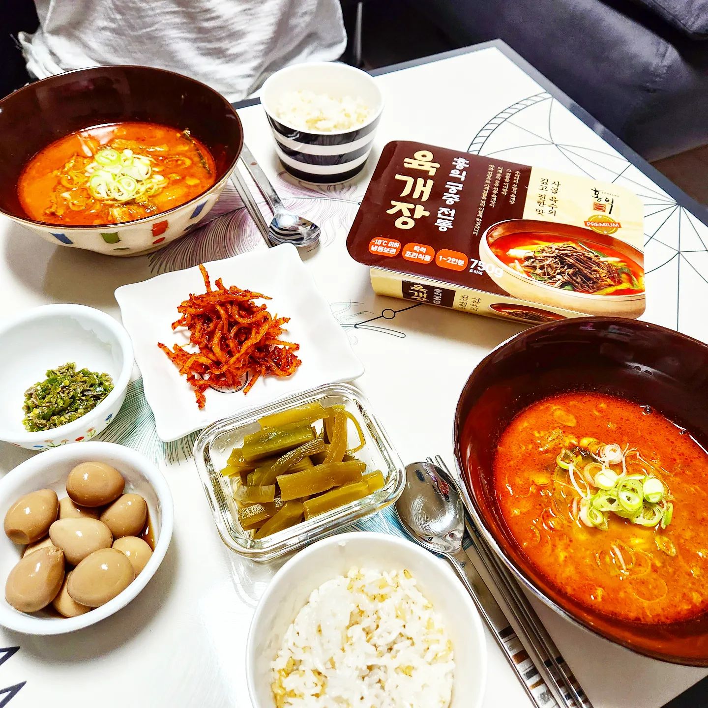 #집밥
평생 한가지만 먹고 살아야되면 뭐먹을래? 라고 물으면
고민 할 필요도 없이 '육개장' 이라고 말 할 정도로
육개장 러버인 동생과 함께 즐겨 본 홍익육개장
동생 먹으라고 보내준건데 기여코 같이 먹자고 해서
오랜만에 동생집에 다녀왔어요 ㅎㅎㅎ
냉동실에 얼려두면 되니까 보관하기도 좋고
뜯어서 끓이기만 하면 되니까 이것 저것 뭐 할 것 없이
진짜 간편하게 먹을 수 있어서 좋아요🙂
이대로 먹어도 맛있지만 조금 더 추가한다면 파 정도~~~~~?
건더기도 많구 얼큰 하니 밥 한그릇 뚝딱!
먹어보고나니 집에 조금 더 쟁여야겠다는 생각 물씬 들구요😋
캠핑 갈 때마다 메뉴 고민이었는데 챙겨가서
아침에 싸악 끓여먹으면 딱일 것 같아융!!


#육개장밀키트 #홍익육개장 #홍익궁중전통육개장 #육개장 #밀키트추천 #먹스타그램 #맛스타그램 #밀키트스타그램