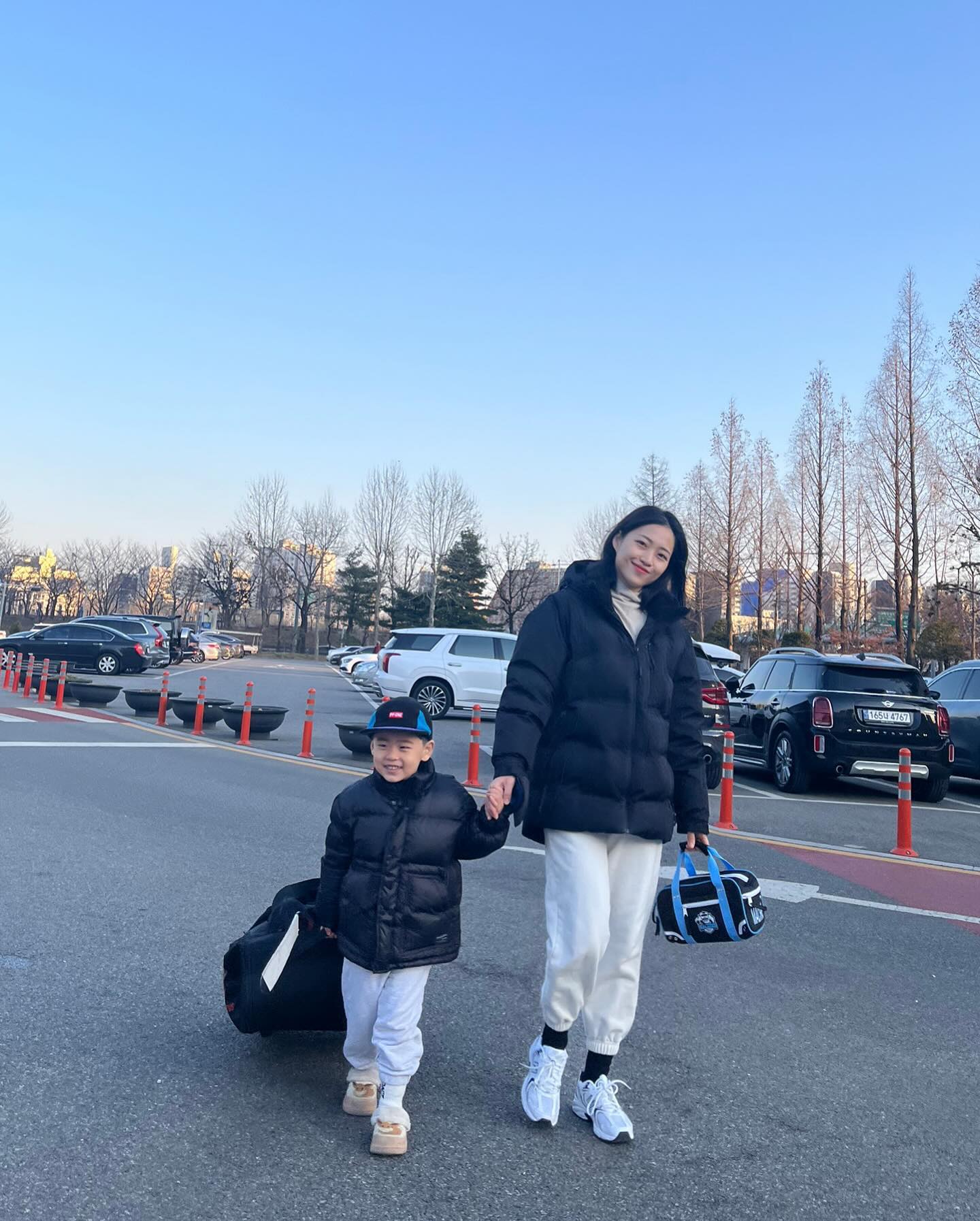 🏒🏸“오예-하키하러 가는 날이다!”이 날이 제일 좋은 루다🩵
매일은 아니지만 아이스하키하면서 몸도
더 튼튼해진 것 같아요
낯설기만 하던 장비도 자연스러워지구😃
⠀ 
오늘 봄날씨였다면서요?☀️
비록 엄마는 낮에 먹은게 얹혀서 하루종일난리이지만
아들 캐리는 확실하게🥹🥹
⠀ 
추운 링크장에서 가기 전 킨더로션 피부코팅
맨들맨등 만들어드리구🩷
대한아토피협회추천 ✅ #킨더브리제공구
👶🏻첫째도 둘째도 다 킨더보습하는 꿀템
내일오전 9시반 당일출고해요🚀
 
⠀ 
⠀