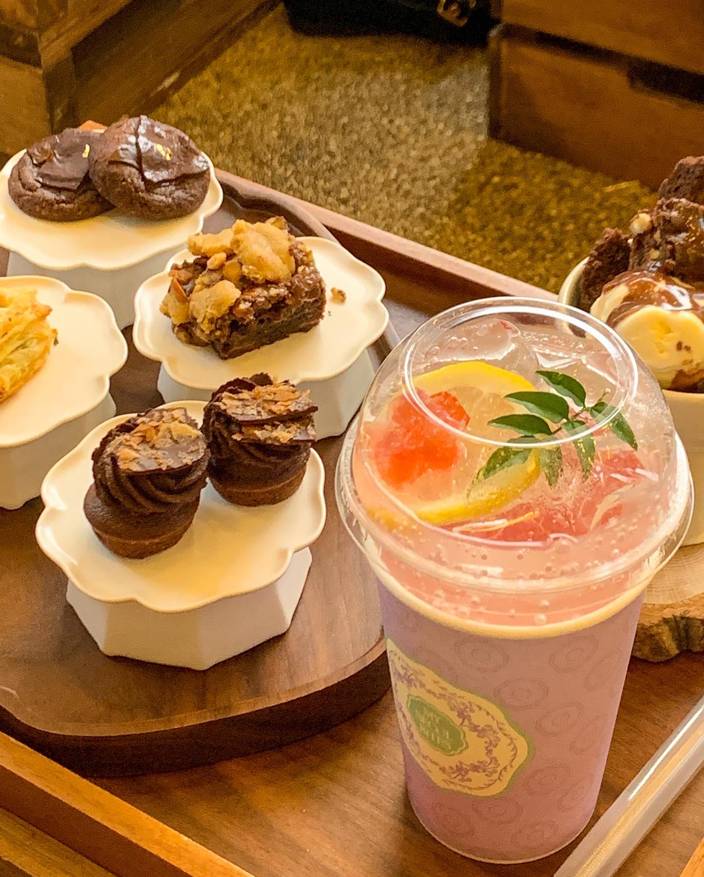 #석촌호수 #마이서울바이츠

🍩🍫🍪
서울의 맛과 멋을 담은 달달한 디저트 천국!! <마이서울바이츠>
뉴욕에서 온 베이커가 서울에서 맛보았던
한식 재료를 재해석한 디저트가 모여있는 곳~
유기농 밀가루, 순우유버터, 프리미엄 초콜렛을
사용해 만든 디저트로 매일 아침 만든다고 해요.

진심 다 맛있다 미쳤다.. 
우린 초콜렛 좋아하는 부부라 초코폭탄으로 먹어봄 👍🏻

보자기 포장, 선물용 박스 패키징도 있어서 답례품이나
디저트 선물용으로도 너무 좋을듯..
나도 이런거 선물로 받아보고싶다..

#잠실카페 #잠실맛집 #석촌역맛집 #송리단길맛집 #석촌호수맛집 #잠실카페추천 #숑파맛집 #송파카페 #빙이동맛집 #롯데월드몰맛집 #송파핫플 #잠실핫플 #송리단길카페 #송리단길데이트 #잠실와인바 #석촌호수와인 #디저트성지