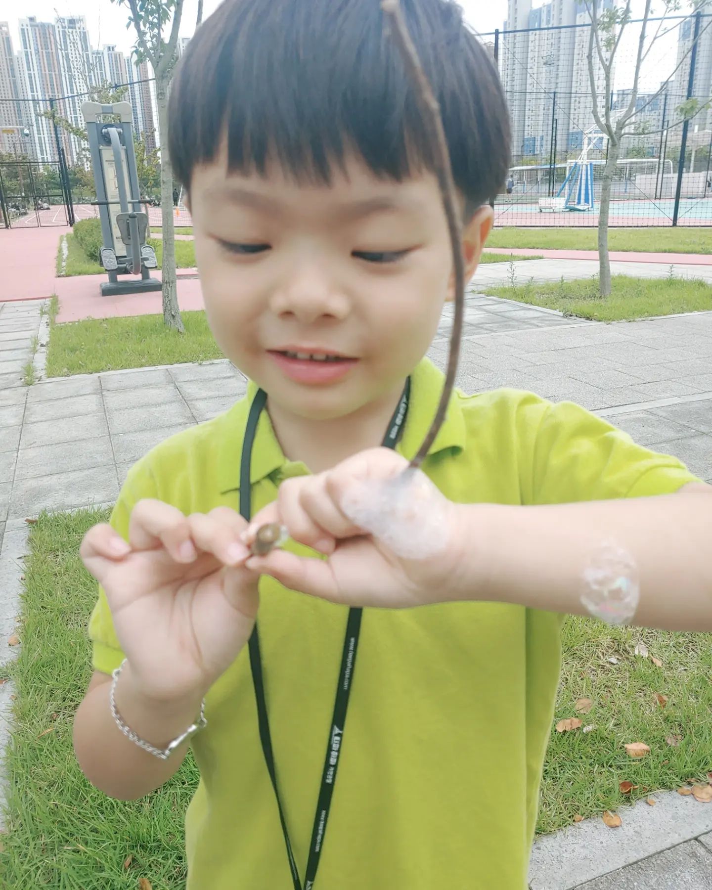삼삼오오 모여서 선생님 말씀에 귀기울이는 모습 넘  귀엽당💕

나뭇가지로 비누방울을 불수 있다니 넘신기😳😲😮
여러가지 나무를  루페로 탐구하고
마지막엔 손안대고 나무관찰하는 스킬에 빵터짐ㅋㅋㅋㅋ😂
사진은 못찍었지만 지점토 나뭇잎 찍기 활동도 하고, 게임해서 나뭇가지로 나무만들기 놀이도 하고

나무,곤충 등 자연을 좋아하는 윤재가 좋아할것 같아 신청했는데 내가 더  재미지게 놀고온듯ㅋㅋㅋㅋ~담주도 기대되넹🤗😁