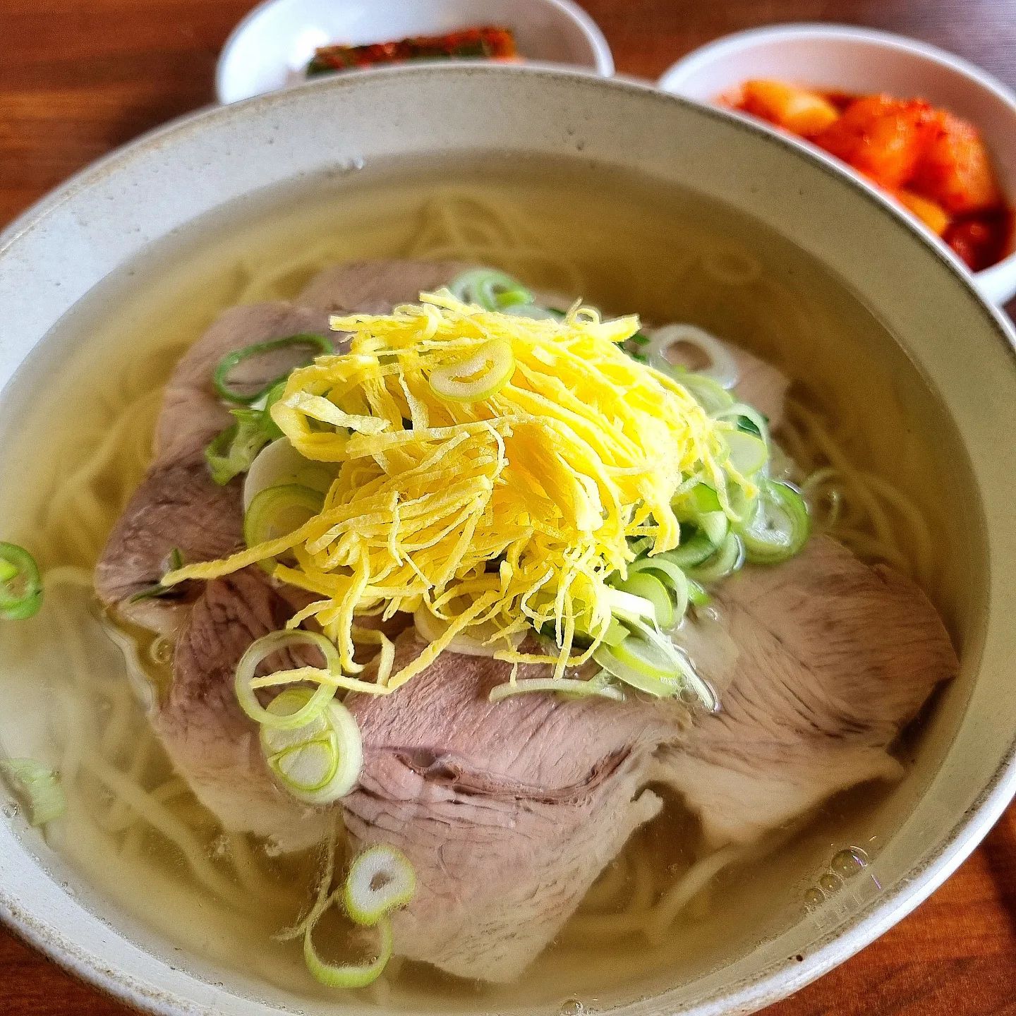 📁한식
#제주국담
✔️ 제주시 연동

📍유지름국수
📍고기국수

🤤 4.75/5
💁‍♀️ 파김치가 정말 맛있었고 고기국수의 국물이 맑아서 특이했다. 유지름국수는 두부(?)와의 조합이 좋았다.
💁‍♂️ 깔끔했다. 첫 입에 국물이 싱겁다 느꼈는데 그게 오히려 김치와의 조합이나 다 먹고 난 후에 오히려 깔끔하고 좋은 느낌을 줘서 좋았다.(소금/후추 취향껏 더 넣을 수 있음) 유지름국수는 음~ 소리만 나오게 맛있었고 기름이 느끼하지 않아 좋았다.