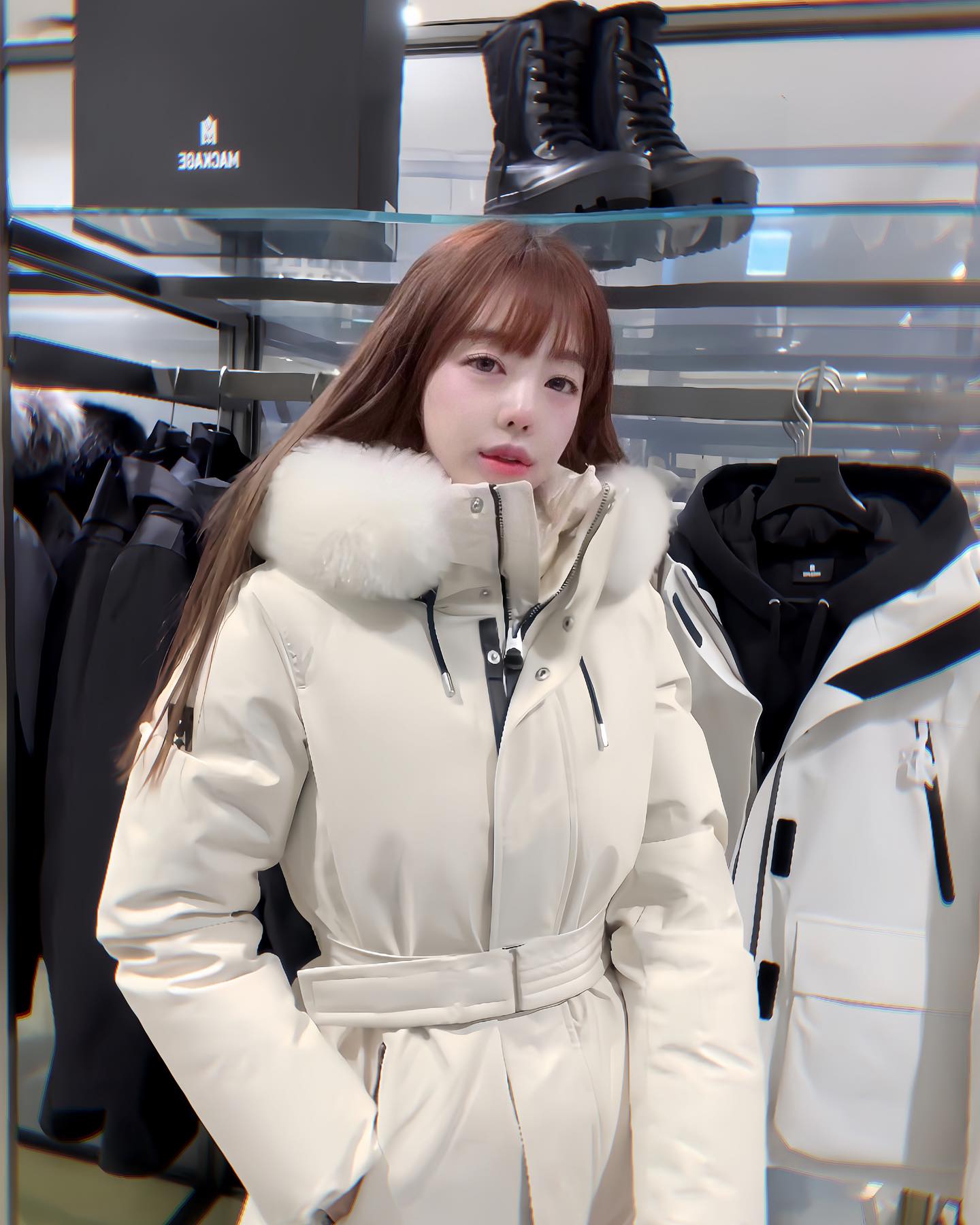 #광고 #sponsored  mackage #초대

EARTH DAYAT MACKAGE
글로벌 럭셔리 아우터웨어 브랜드 
‘MACKAGE’는 FW23 신제품 
캠페인 론칭🖤✨

프리미엄 테일러링 아우터웨어‘MACKAGE’ 는 
지난 해 맥케이지에서 맥카지로 
브랜드 공식 명칭을 변경하고 한국 법인설립 후
2023F/W 완성도 높은 디자인과 소재에 집중한
컬렉션을 새롭게 선보였는데요 ✨
다운 자켓 외에도 울코트, 캐시미어 다운, 
시어링 자켓, 부츠에 이르기까지 
최상급 소재를 선별해 맥카지만의 숙련된 
테일러링과 완벽한 디테일을 엿볼수 있었어요! 

지율pick 
JENI-SHZ(제니-SHZ) 

맥카지(MACKAGE)의 다운 자켓은 모두 
RDS(Responsible Down Standard) 인증을 
받았으며, 사회적 책임을 다하는 윤리적인 
공정으로 만들어진다고 해요. 

2023FW 시즌 새롭게 선보이는 ‘맥카지 컬렉션’
지금 저와함께 만나요 💋

mackage
yulyul_j

#뷰티인플루언서 #릴리앤율 #패션스타그램 #맥케이지 #맥카지 
#mackage #겨울패딩추천 #명품패딩신상 #갤러리압구정
#패션인플루언서 #패딩촬영 #의류촬영 #모델촬영 #겨울룩 
#스키시 즌룩 #명품팝업행사
