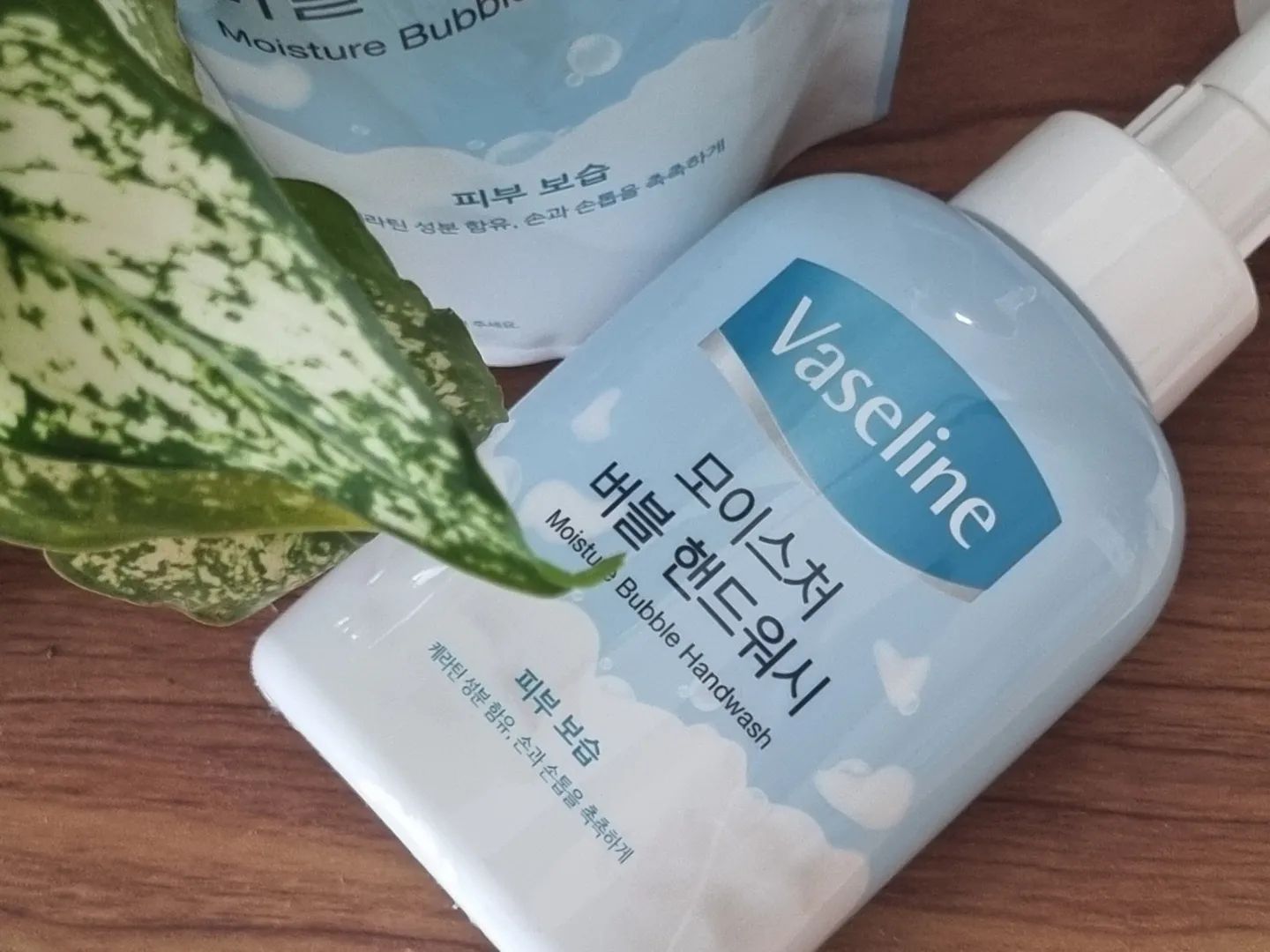 *AKLover  제품 지원*

아이에게 외출후 밥먹기전  손씻기는 꼭 하라고 강조하는데 건조한 계절이라 그런지 손건조가 심해지더라구요

바세린 모이스처 버블 핸드워시는 케라틴 성분이.함유되어 손 씻은후에도 촉촉함이 유지되어 좋았어요

케라틴 성분이 함유되어 부드럽게 손과 손톱까지 케어해 주는데 거품형 손세정제라 아이와 함께써도 좋더라구요

비타민 E,세라마이드 ,히알루론산 3가지 성분이 잦은 손세척후 건조해지기 쉬운 손을 촉촉하게 유지시켜주고 3단계 보습 시스템으로 피부에 밀착감도 좋구요

바세린 모이스처 버블 핸드워시로 손씻기가 더 즐거워졌답니다

#바세린 #애경서포터즈 #AKLOVER  #애경 #버블핸드워시 #핸드워시추천 #버블핸드워시추천 #촉촉한핸드워시 #보습핸드워시 #집중보습핸드워시 #건조한손보습케어 #건조한손케어 #보습케어 #순한핸드워시 #순한핸드워시추천 #저자극핸드워시#예민한피부용  #건조한피부
