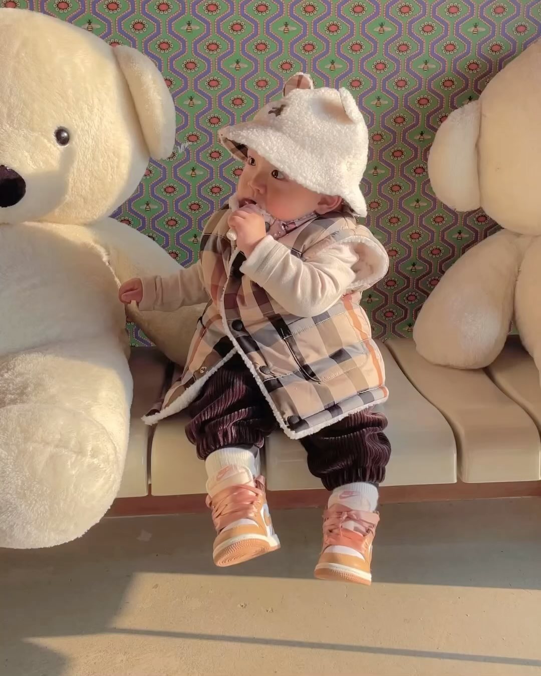 #광고 너무 귀엽쟈냐👶🏻🤍🐻👶🏻🤍🐻
#닥스베이비 웰리베어 구결이랑 찰떡이냄><

닥스베이비 만의 차별화된 디자인으로
너무 고급스러운 거 있죠?
선물 패키지도 있어서 선물하기도 좋은 #닥스베이비
신생아부터 48개월 미만 아가들까지 착용할 수 있는 베이비 제품도 많다니 선물 폭도 높을 거 같아요🎁

오늘도 사랑해 베이비쿠👶🏻🤍

🏷️daksbaby_official

#닥스베이비매장 #돌선물 #아기옷선물 #아기옷브랜드 #아기외출복 #아기실내복 #백일선물