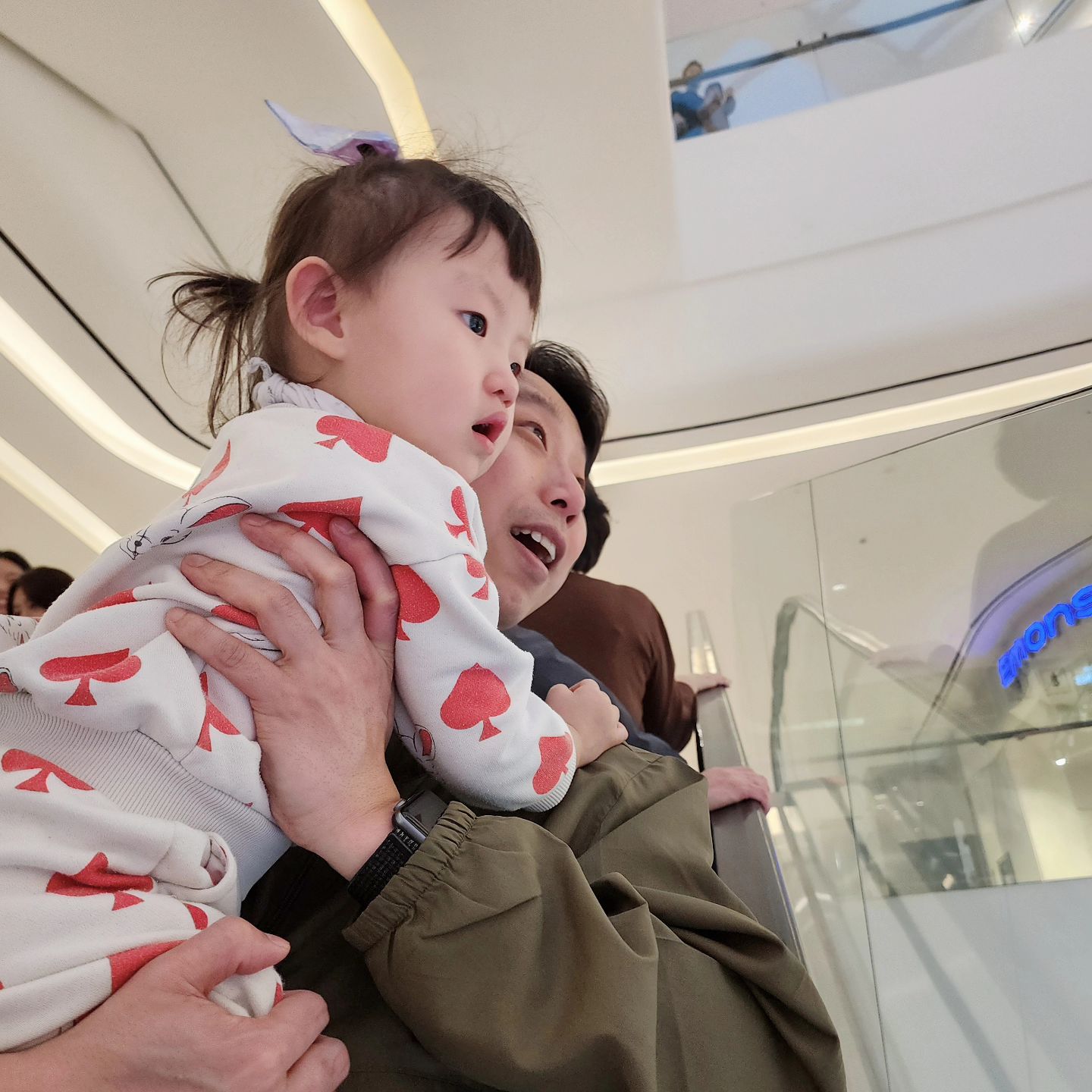⭐️하이에게는 하루하루 특별한세상을 보여주고싶어🌠⁣
하이팀 집마당이된 스타필드는 오늘도 우리를 신나게하지(งᐖ)ว⁣
⁣
⁣
⁣
⁣
⁣
⁣
⁣
⁣⁣
⁣
⁣
⁣⁣
⁣⁣
⁣⁣
#아기스타그램 #아기옷 #아기모델 #육아용품 #육아맘 #아기랑놀기 #baby #cute #아기와갈만한곳 #아기놀이 #베베드피노 #스타필드 #스타필드수원 #딸스타그램 #딸바보 #딸 #육아 #육아스타그램 #육아템 #맘스타그램 #맘소통 #26개월아기 #2살 #3살 #22개월아기 #25개월아기 #일상 #일상스타그램 #김하이 #하이스타그램🤍