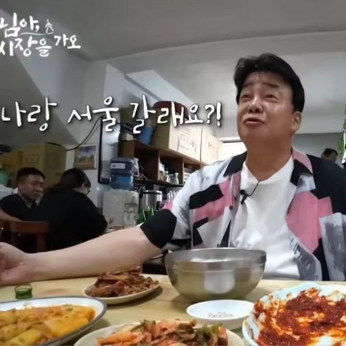백종원이 전국을 돌아다니며 숨은 맛집을 알려주는 유튜브에 나온
서산 홀랜드 분식에 다녀왔어요
"저랑 서울가실래요?" 그 집^^

저녁6시 오픈인 줄 모르게 낮에 갔다가 허탕 한번 치고,
두 번째 방문에 약 20분 대기후 사 왔어요. 
장소가 좁고 줄 서있는 사람이 너무 많아서 포장해 왔네요.

닭발도 사 올걸 후회중입니다.
양은 많은편 입니다.
엄마의 손맛으로~가격 대비 대박입니다.

#서산맛집추천 #백종원맛집 #홀랜드분식 #분식집 #맛집추천❤️