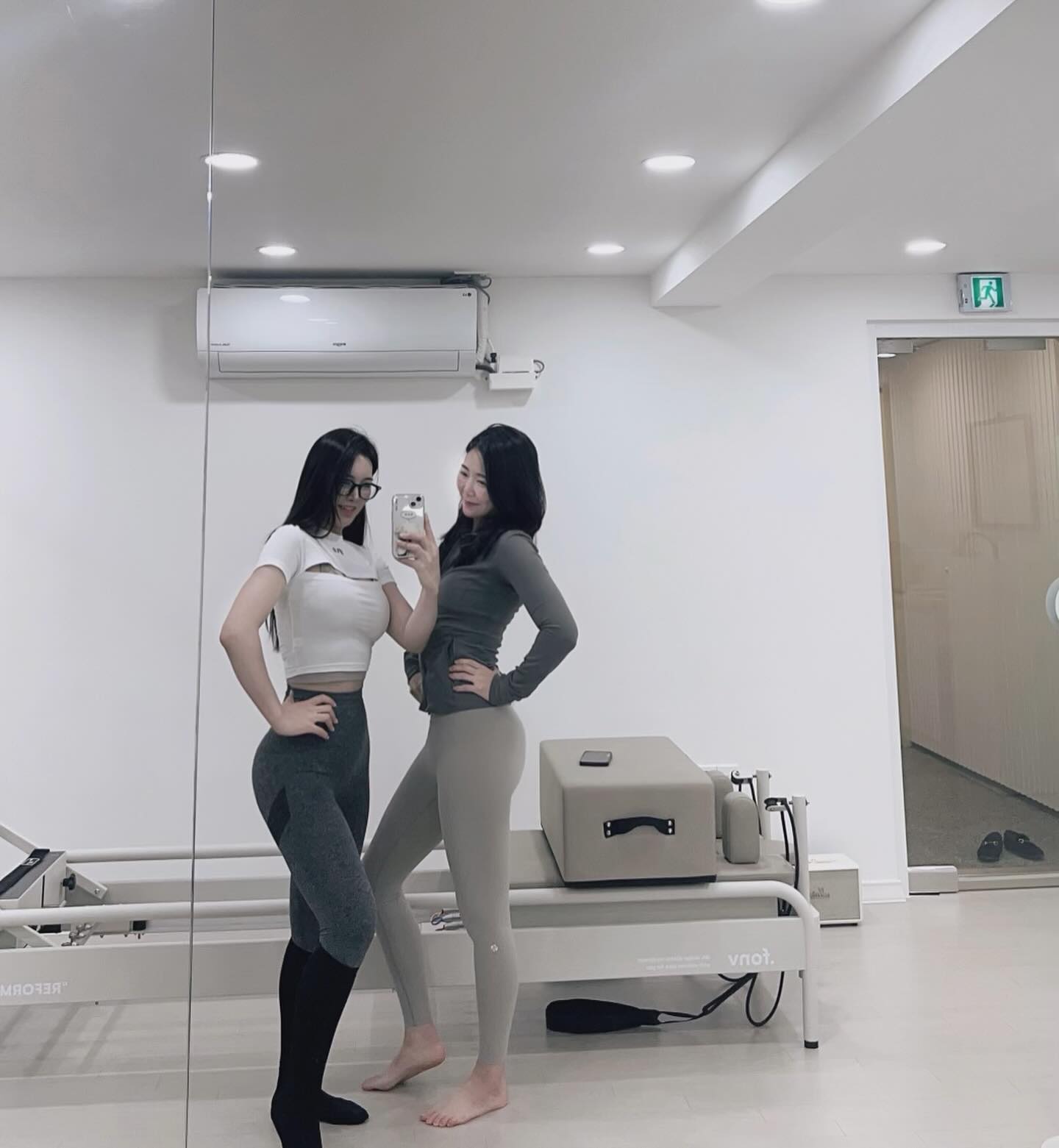 오운완! 핫체 & 필라테스!

어제 아침에 피티를 끝내고 제가 너무도 좋아하는 수영쌤을 만났어요🫶
필라테스를 가르쳐 주신다고 하셔서 갔는데..
배우면서 진짜 벌벌벌벌 덜덜덜덜 진짜 너무 힘들쟈나여 🫨
이런걸 매일 하신다는 수영쌤 ondo166_7 진짜 너무 대단..존경..합니다..🙇‍♀️

근데 계속 그립 잡을 때 엄지 손가락르을 헬스할때 처럼 잡지말라고 하셨는데.. 이거시 습관인지라 큽 🙀🙀
그런 사소한거에 둘이 계속 까르르 웃었지만
또 가르쳐 주실때 진지모드로 들어가시는거 보구 넘 반해버렸잖아여..❤️
동갑이란 얘기 듣고서 서로 너무 반가워서.. 헵 🫣🙈🫶

인스타 시작한 이후로 제가 한국에 잠시 들어와서 이렇게 많은 분들이랑 소중한 인연을 만들 수 있음에 너무 감사합니다..
계속 있었으면 너무 좋을텐데 이제 곧 돌아가야 한다는 생각에 혼자 잠시 울컥했어요
유학 생활이란게 너무 힘들다 보니 이런 만남이 저에게는 진심으로 소중해요🫶
보잘것 없는 저를 너무 좋아해주시고 띄워주셔서 정말 감사드려요🙇‍♀️❤️