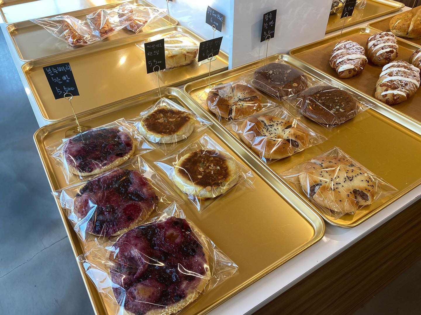 _
맛있는 빵 가득 🥖🍞
유기농밀로 만들어 속도 편하고 맛있어요 💛