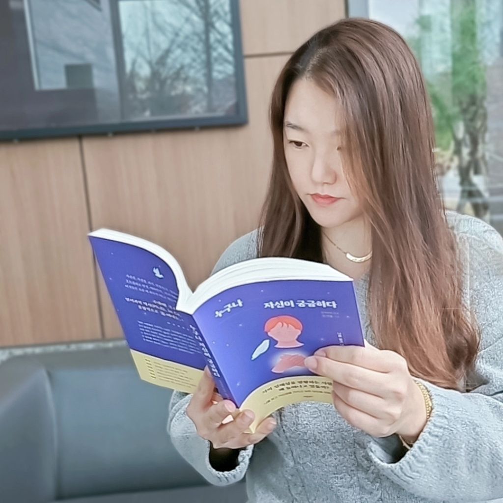 #협찬
새해에는 가장 나다운 내가 되길 바라며
떨어진 자존감을 높이기 위해 제일 먼저 노력해 봅니다.
.
국내에 극소수뿐인 인지과학 박사이자 저자인 모기룡님의
나를 알고 나를 높이는 방법이 담긴 해법서
#누구나자신이궁금하다
.
빠르게 변해가는 현실속
한번쯤 고민하게 되는 자아 정체성과 자존감에 대해
전문가의 시각으로 바라보며
좀 더 현실적이고 구체적으로 생각할 수 있었던 시간이었어요
.
전문적인 내용이 더해져 있음에도
각 단락이 독립적이라 순서대로 읽지 않아도 되어서
읽기에도 편했고,
티비 프로그램과 영화, 명언 등을 빗대어 이야기 해줌으로써
지루하지 않게 읽을 수 있었어요
.
그저 그런 진부한 내용들이 아닌
색다른 해결방안을 만날 수 있어서 더 좋았어요 :)
.
나를 찾고 자신감을 가지고 싶은 분들이라면
읽어보시길 추천드려요~
.
.
.
#누구나자신이궁금하다 #바른북스 #자아정체성 #정체성 #자존감 #인정욕구 #메타인지 #책추천 #읽을만한책 #새해책추천 #책선물