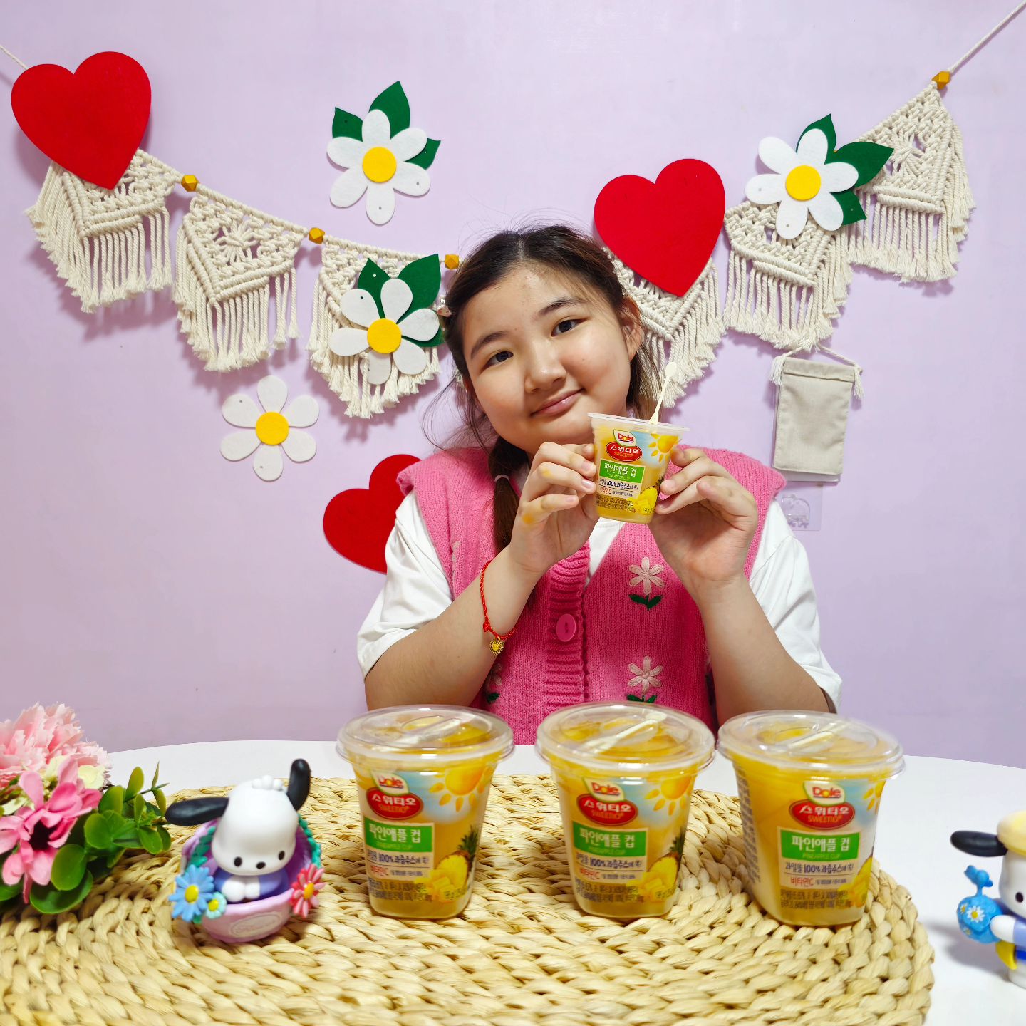 #협찬 dole.korea #후룻컵 #편의점간식
[Dole]
파인애플컵🍍

과일을 잘 안먹는 샤🎀인데요..
그래도 잘 먹는 과일은 바로~"Dole"💓

예쁘고 아담한 사이즈로
외출할때도 굿!
집에서 간식으로 챙겨줘도 굿!💕

달콤~한 "Dole" 컵과일은
그냥 먹어도 맛나고 요거트나 아이스크림이랑도
찰떡궁합이라죠😘

#정시아😘
#샤샤공주👑
#정샤💓
#정베비👶 #주니어 #주니어모델
#간편간식 #모임간식 #08L #🏕 #🐕 #컵과일 #복숭아컵 #🏡 #망고컵 #파인애플컵 #👨‍👩‍👧 #💄 #소풍간식 #💅 #🌷 #🍻 #🍼 #돌코리아 #맥주안주 #🥗 #신상품나왔을땐