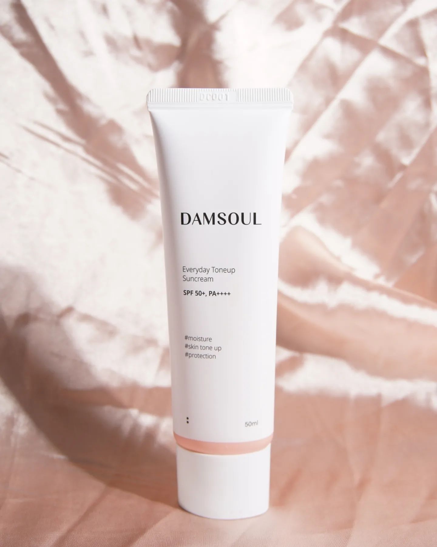 업체로부터 제공받은 제품입니다 🤍

촉촉하고 자연스러운 톤업 선크림 🤍
담소울 (damsoul_official ) 의 '에브리데이 톤업 선크림' 입니다 :)

옅은 분홍빛을 띄는 제품이라, 바르면 얇고 가볍게 톤업되어요!
백탁 때문에 하얗게 뜨는 느낌이 아니라
투명허고 가벼운 느낌이라서 진짜 생얼인 척 코스프레할 때도 좋을 것 같급니두 ㅍㅎ

발랐을 때 정말 수분감이 강한 제품이에요!
가벼운 워터 에헨흐를 바른 것처럼 수분이 팡팡 🌍💦

가볍고 촉촉하고, 자언스러운 핑크빛 톤업크림을 찾으시는 분들께 강추!!

#덤소울 #에브리데이톤업선크림 #톤업선크림