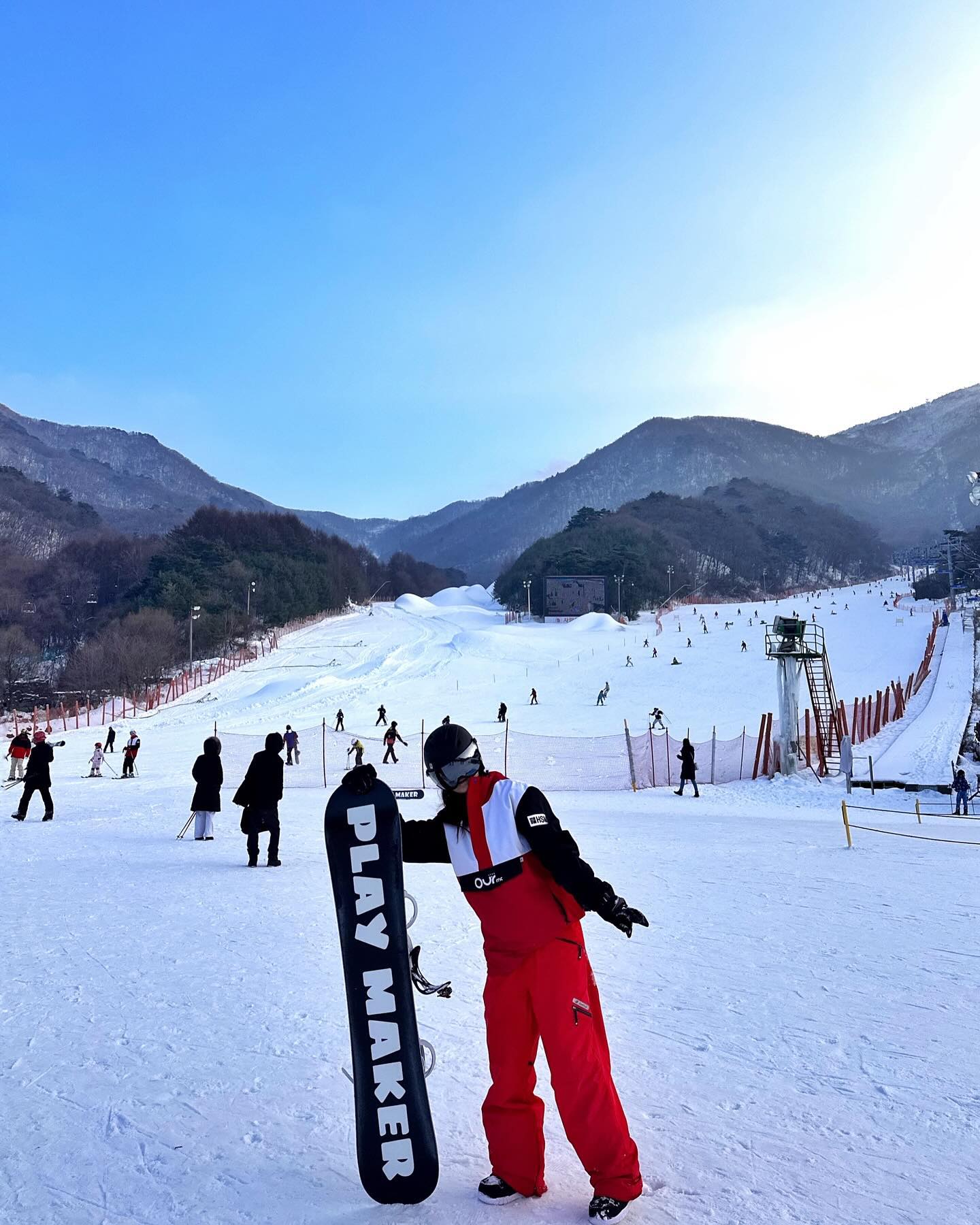 나름 사이좋은 삼남매의 첫 보드 ჱ̒ ｰ̀֊ｰ́ )

보드 처음 타보는데 너무너무너무너무 재밌더라구요..? 
왕초보라 겁나 넘어지고 폼은 하나도 안났지만ㅋ⫬ㅋ⫬
이제 매년 가려구요..! 매년가서 고수가 되고 말겠습니다..!🏂🏻

내년에는 다이어트도 하고 영어공부도 열심히 하고 
보드짱이 되는걸로 새해 계획 마무리. 

다들 해피 연말 보내시구 새해복 많이 받으세요 🧧❤
애정합니당 🙇🏻‍♀️🙇🏻‍♀️🙇🏻‍♀️