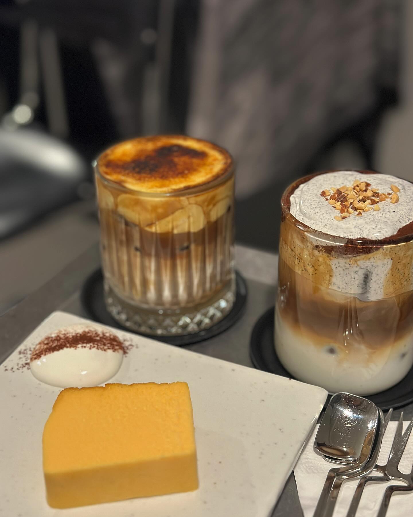 너무 좋아하는 크림뷔릴레 슈페너가 있다고해서 찾아간 카페 💛
앞에 앉아있는 정서방 생각하면서 깨먹기😆