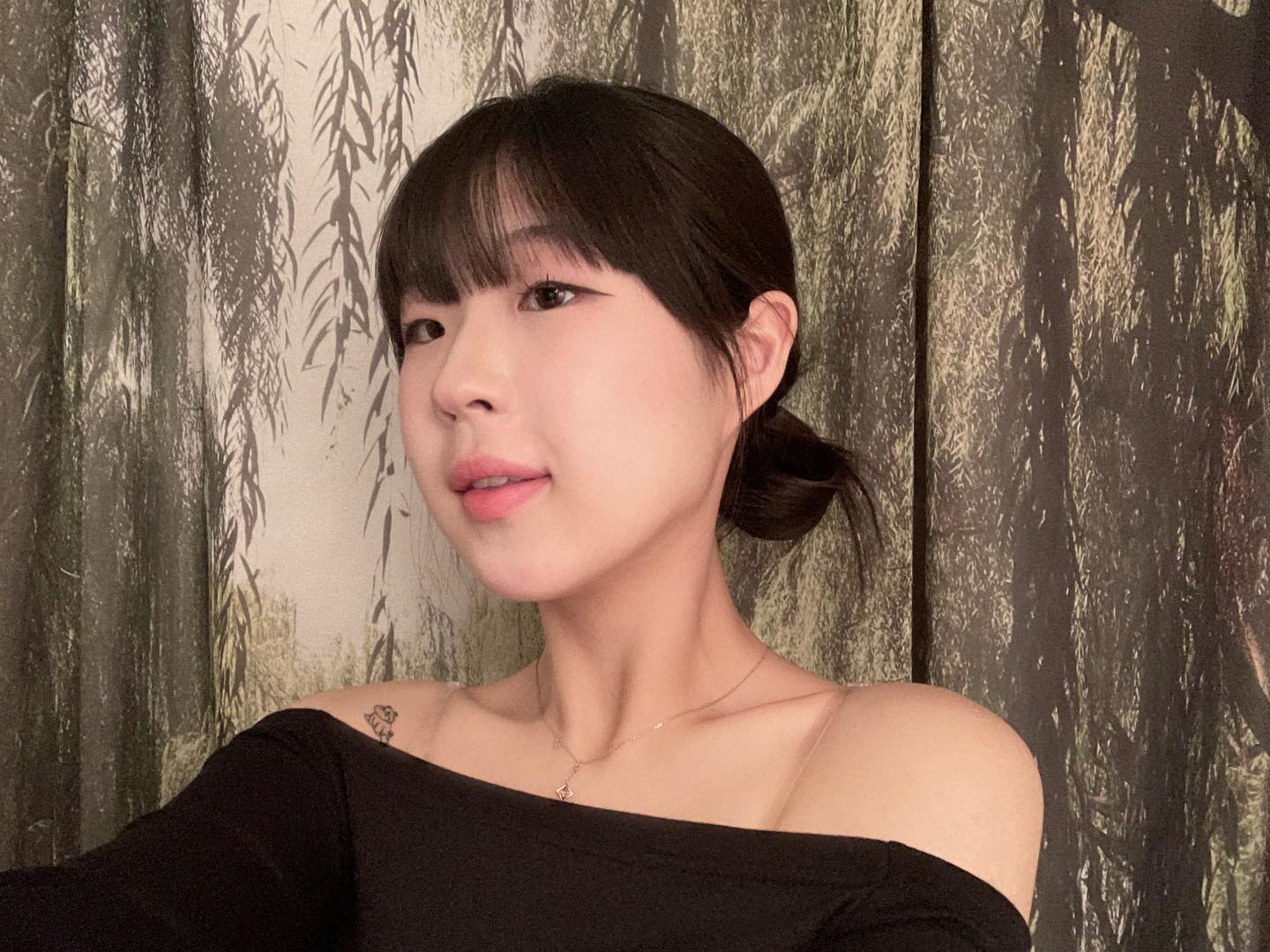 연한 화장이 더 괜찮은 것 같기도