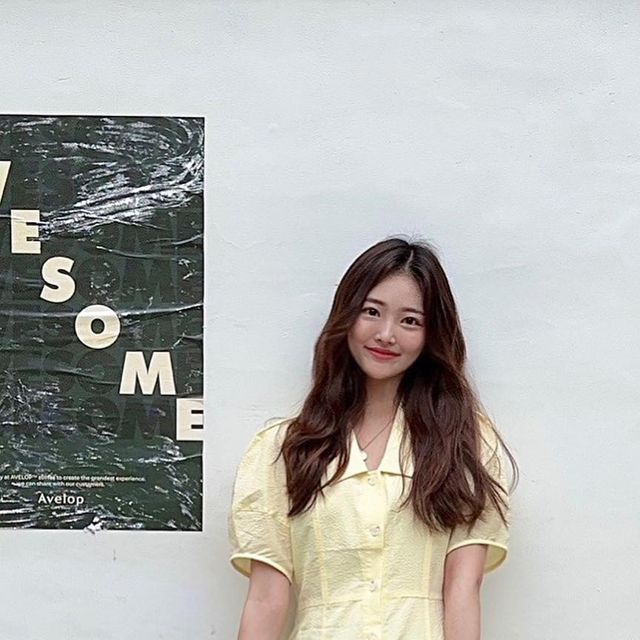 윰찌 on Instagram: "#협찬 #광고 안녕하세윰💛 저는 #마조네 노랑노랑 시어서커 소재 원피스 입었어욤!💛 색도 레몬색이어서 화사해보이고 넘 귀여운데..! 주머니도 있어서 귀여움과 편리함까