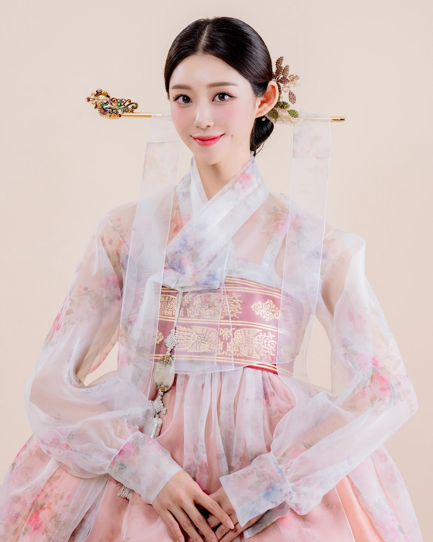 비교불가 수상혜택 38번째 ! ❤︎ 
이번엔 뉴욕 타임스퀘어! 🗽
대한선 공식 한복광고촬영 이라니...
역시 이번에도 대한선이 대한선했다 라는 말이 
절로 나오네요.. ദ്ദി•̀.̫•́✧

저는 2년동안 대한선의 다양한 수상혜택들을 누리며, 그저 평범한 저에게도 비교못할 경험과 추억들을 만들어주는 대회를 만난 게 
저에겐 큰 행운이라고 몸소 느끼고 있는데요! ♡

어떤 대회를 참가해도 어쩔 수 없이 돈 걱정을 하게되고 
그저 내 커리어를 쌓기위해 참가하는 대회도 많지만 
대한민국한복모델선발대회는 어디서도 누려볼 수 없는, 
그것도 진선미가 아닌 결선만 진출해도 주어지는 수상혜택이 이렇게 많다는게 아직도 놀랍기만 합니다..! 

20대 중순부터 후반까지 대한선으로 가득 채웠다고 해도 과언이 아닐만큼 많은 활동을 해왔는데, 
그 수상혜택들은 제 인생을 바꿔줄만큼 저에게는 큰 힘이 되고, 
자부심을 가지게 해주었어요. 

수상혜택을 누려보신 분들은 다 공감하시겠지만, 
매년 당연하게 지원할만큼 이젠 당연한 존재가 되어버린 대한선◡̈ 

나에게 #대한민국한복모델선발대회 는 
나 자신을 빛내주는 대회✨
나의 평범한 일상을 특별한 일상의 연속이 되게 만들어주는 대회 입니다🌠

이번년도는 대한선의 10주년입니다. 
다른 #한복대회 와는 비교할 수 없는 가치와 스케일로 
선보이는 대한선. 

24년 3월 9일 울산 본선부터 시작되는 
대한민국한복모델선발대회🇰🇷 
관심 있는분들은 어서 ! 빨리! 지원하시길 ! (10주년때 지원해야 #역대급 #수상혜택 지원 가능ㅎ_ㅎ) 

여러분 ! 도전하지 않으면 내 인생은 달라지지 않아요! 
내가 주인공이 되게 해주는 대회는 오로지 #대한선 뿐 
#다같이 #결선을 #향해 #수상혜택 #합격 #가즈아 

대한민국한복모델선발대회 korea_hanbokmodel 
사진 속 한복은 ryu_hanbok 

#한복모델선발대회 #비교불가 #압도적1위 #뉴욕 #타임스퀘어 #한복모델 #한복광고 #문화교류 #문화외교 #한복 #모델 #국가대표