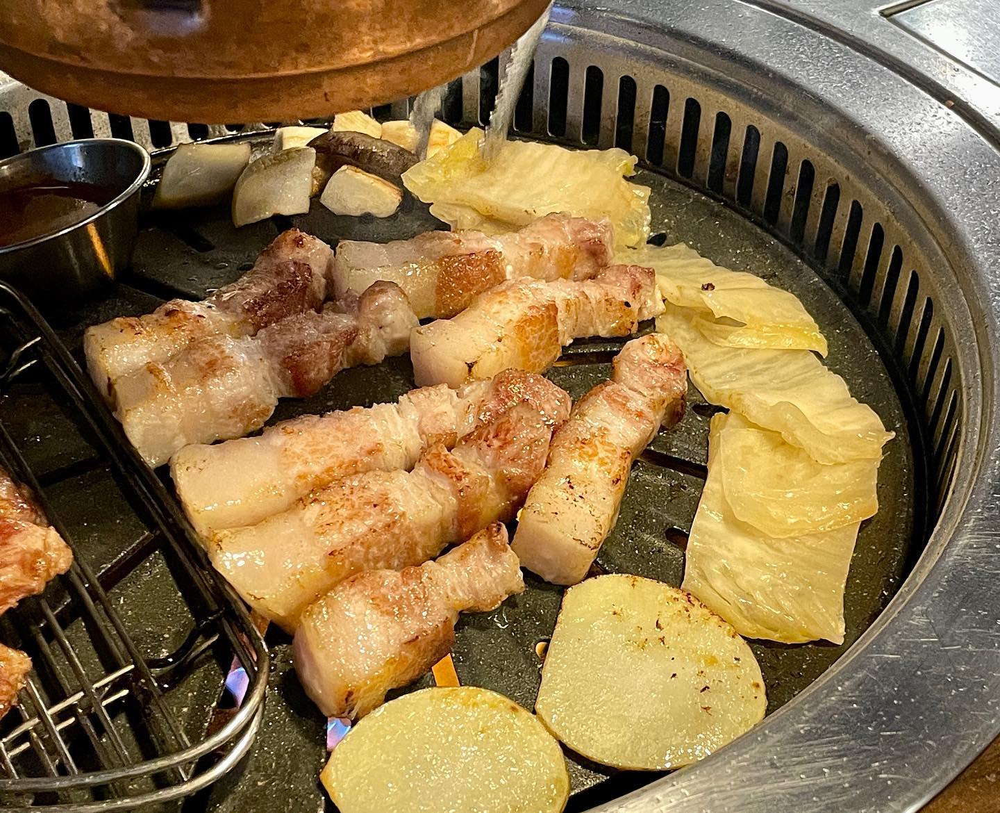 💛 #둔산동맛집 #굽돌이 

대전 둔산동에 위치한 삼겹살 맛집 굽돌이에서 배터지게 먹고 왔슈🙌🏻

한화이글스 선수들도 인정한 고기집이라 믿고 먹어도 되는 거 아니겠어유~? 

삼겹살, 갈매기살, 차돌박이 주문했는데 다 구워주시니까 편하게 먹을 수 있었슈❗️

사이드메뉴도 다양해서 물냉면, 된장술밥까지 먹었다구,,❤️

매장도 넓어서 최대 54명까지 단체 회식 가능하다고 하니 참고하세유~😆

📍 대전 서구 둔산동 1088-1
📍 17:00 - 02:00 (L.o 01:00) 

#둔산동고기집 #둔산동삼겹살 #둔산동회식 #둔산동모임 #대전굽돌이 #둔산동굽돌이 #둔산동회식장소 #대전삼겹살