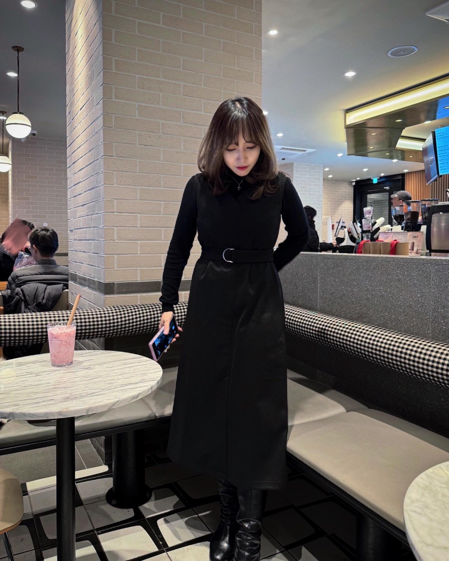 #협찬 | #리리앤코
추운겨울 코디, 예쁜것도, 보온도 중요하죠?
롱원피스에 부츠까지 신어주면 너무 따뜻한
클레루나 뷔스티에 브이넥 벨트 기모 롱 원피스🖤
 
마감처리도 너무 깔끔하고, 벨트로 허리라인
잡아주어서 아주 맘에들어요☺️ 깔끔하고
이너 바꿔입으면 다른 느낌으로도 연출가능🫶🏻
다들 예쁜 밤 되세요우✨
 
#일상 #daily #데이트룩 #하객룩 #원피스
#원피스추천 #연말원피스 #겨울원피스 #하객원피스