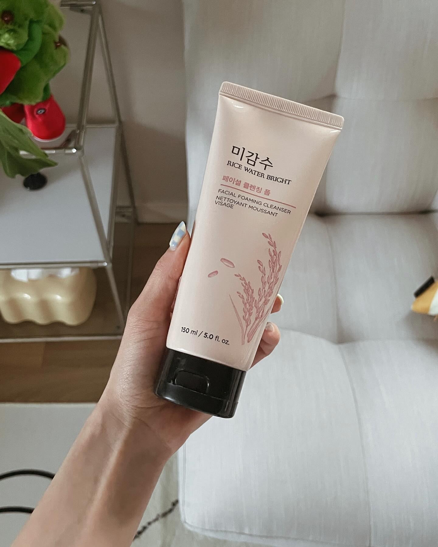 #협찬 #유료광고
thefaceshop.official

드디어 올영 상륙, 돌고돌아 결국 클렌징은 미감수 폼!
더페이스샵 미감수 브라이트 클렌징폼은 
무려 17년 동안 꾸준히 사랑 받아온 왔다고 해요!
드디어 올리브영에서 만나볼 수 있어서 소개해드려고 하는데요

쌀뜨물 컨셉의 약알칼리 클렌징폼으로, 
푹신하고 조밀한 거품이 피부를 말끔하게
클렌징 해주면서도 세안후 당김이 거의 없어서
만족스럽더라구요!

#더페이스샵 #미감수 #미감수폼 #쌀뜨물폼 
#K클렌징 #세정력 #뽀득클렌징 #약알칼리폼
#갓성비 #거품 #촉촉 #깔끔세안 #클렌징폼추천
#클렌징폼 #클렌징 #클렌징추천 #더페이스샵클렌징폼
#폼클렌징 #폼클렌징추천 #폼클렌져 #폼클렌저