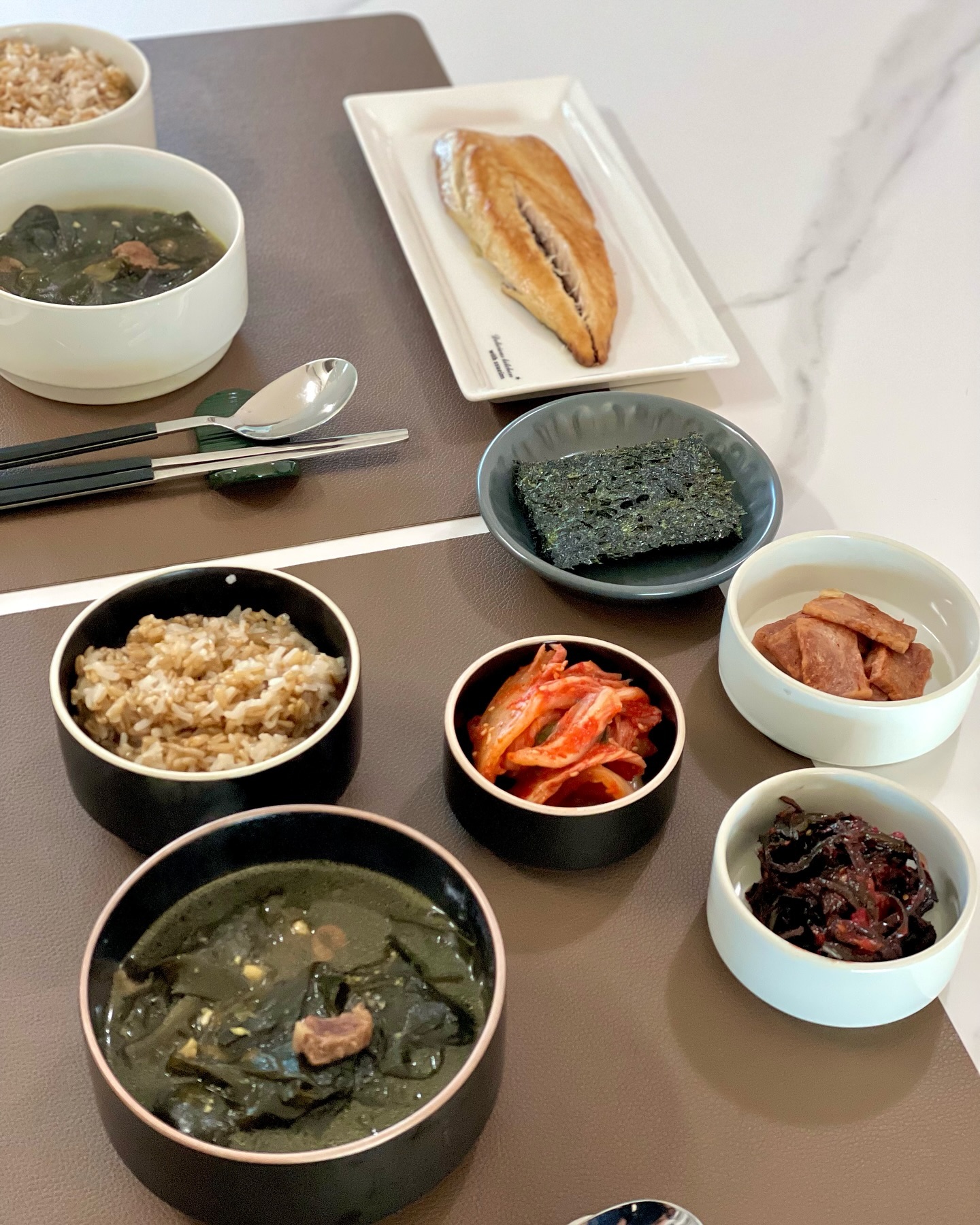 🏷️ 미역국 만들기

국물을 별로 좋아하지않는데 미역국은 좋아하는 음식이거든요
엄마가 해주는것만 먹다가 직접 처음 만들어보는데
미역을 물에 담궈놓으니까 무섭게 불어나더라구요🤣
오늘도 2인분 하려던게 4인분이 되는 마법
참기름에 고기+미역 볶아주니 벌써 맛있다!!!!
미역국은 오래 끓일수록 맛있어진다고 하더라구요
한번 두번 끓여주니 너무 맛있게 먹었어요
미역도 고기도 부드러워서 빠르게 한그릇 뚝딱

오늘 저녁은 뭐먹지👩🏻‍🍳
