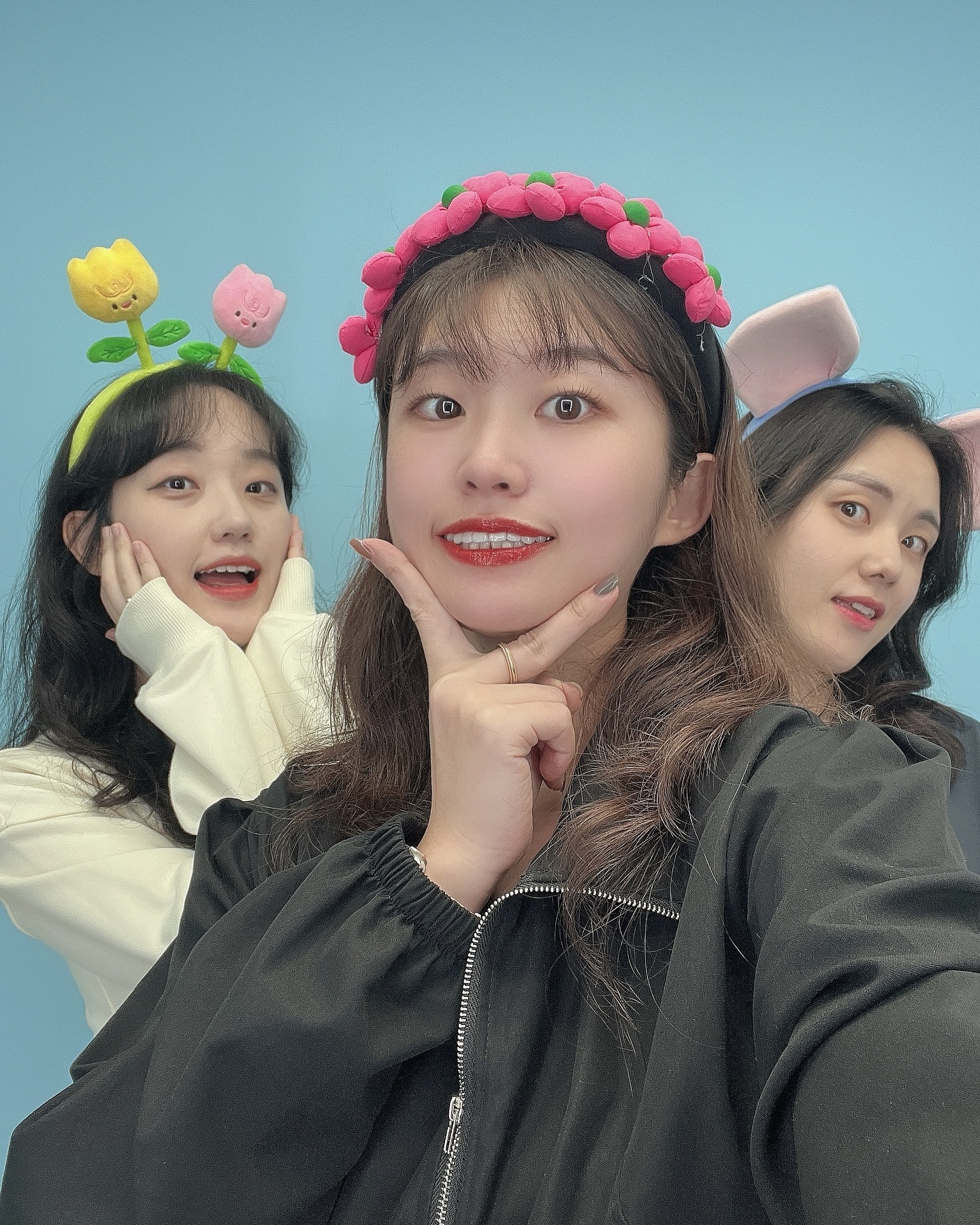 #월간양아찌10월호
8,9월 건너뛰고 10월호!ㅋㅋㅋ
매달 만나려 노력하는것에 의의를.🫶🏻
양아찌 드디어 음식사진 말구 우리셋 사진 찍음🤣
앞으로 매달 왠만하면 같이 사딘찍기 약소옥♥
이제 제법 어른스러운 대화를 하는데,
여전히 세상 쓸데없는 얘기 하는게 젤 재밋음🤭
아이즐거워😘
#친구 #동창 #월간양아찌10월호 #대구 #침산동 #삼성창조캠퍼스 #인생네컷