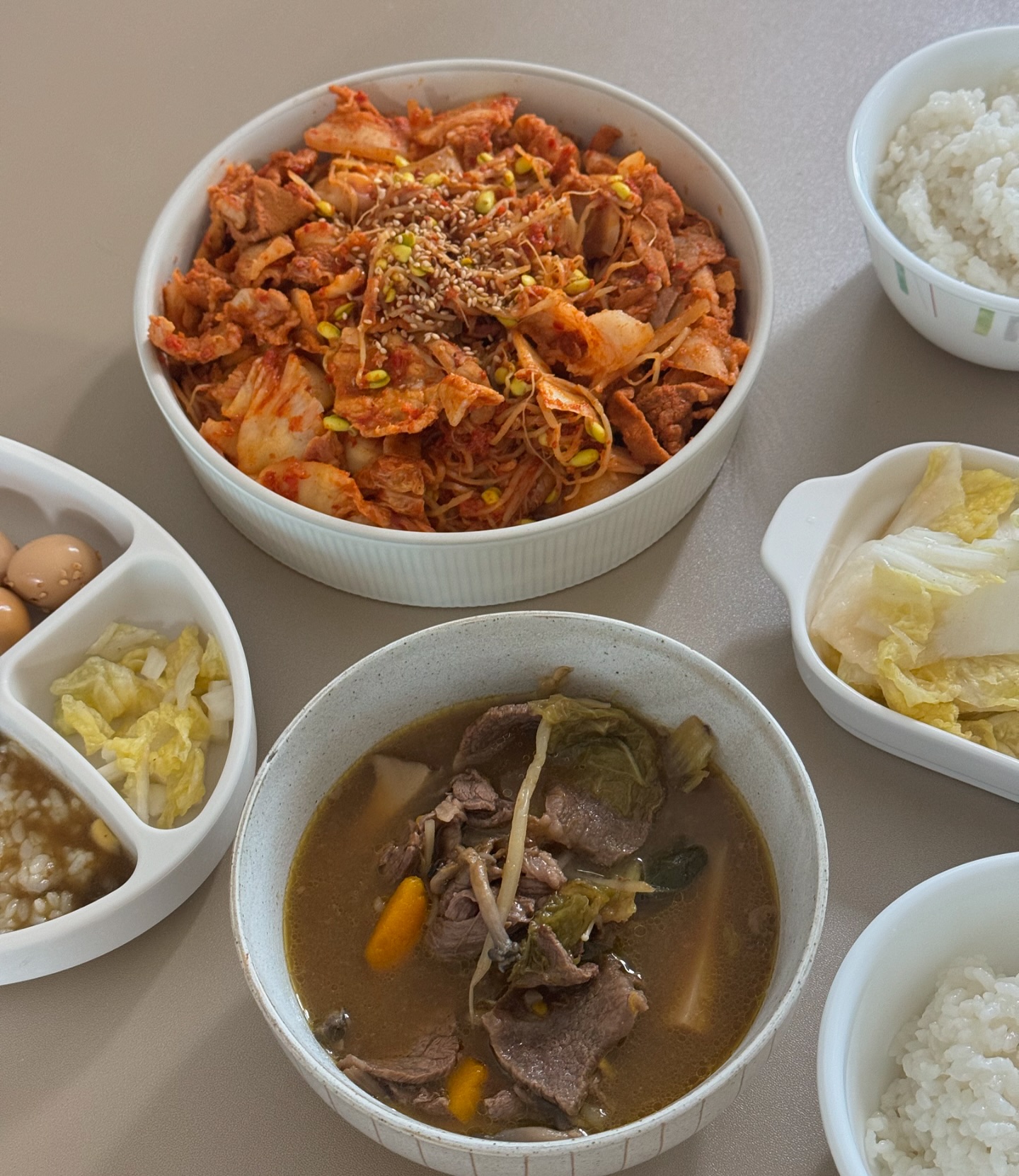 저녁메뉴🍽️
콩나물 김치불고기
메추리알 장조림
백김치 / 소고기 샤브

배달음식 줄이고, 저녁은 셋이서 같이 챙겨먹기💪🏻
레시피는 블로그에💚