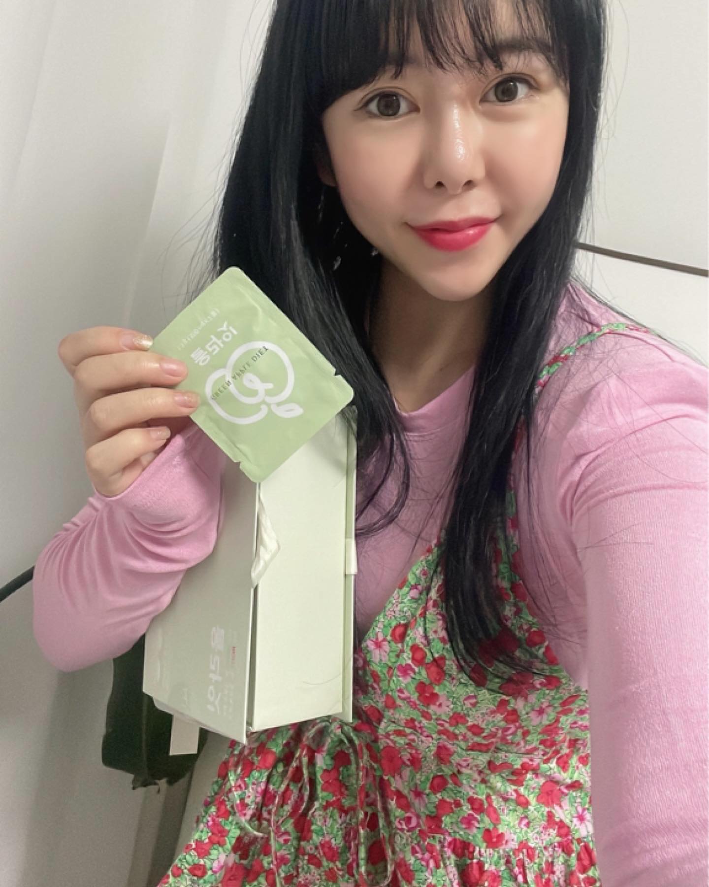 #공구 몸무게는 작년보다 덜 나가긴 한데....
다이어트는 끝도 없돠아~

✔️올라잇을 만나고 현재 건강하게 다이어트 중입니다.

올라잇그린 제품은 250배 농축한 풋사과 추출물과 3가지 기능성 원료가 더해져
가벼운 하루와 비타민 풀충전이 가능한 다이어트 보조제에요.

체지방 감소에 도움을 줄 수 있는점을 식품의약품 안전처를 통해 인정 받은 제품

🍏일반 숙성사과보다 10 많은 폴리페놀

4중 기능성 건강기능 식품으로 다이어트에 도움을 주는 다양한 성분 함유

애플페논 : 체지방 감소에 도움

비오틴 : 지방, 탄수화물, 단백질 대사 및 에너지 생성에 도움

비타민B1 : 탄수화물과 에너지 대사에 도움

비타민B2 : 체내 에너지 생성에 도움

올라잇 블루로 기초대사량 높이고 살안찌는 체질로 개선해 준답니다.

💙올라잇 불루의 핵심

지방을 에너지로 활용시키고 지방연소를 도와줍니다.

우리가 섭취하는 음식은 지방이 정말 많이 함유 되어있는데

지방을 분해하고 축적을 막아 체중감량에 효과적이에요.

✅구성
1박스 30포 42,500원
대용량 4박스 가격에 5박스 150포

하루 1회 2알 충분한 물과 함께 섭취해주세요.
가르시니아 성분 없는 제품이라 부작용 염려마세요!

✔️평일 오전 10시 이전 주문 건 당일 출고

#건강하게살빼기