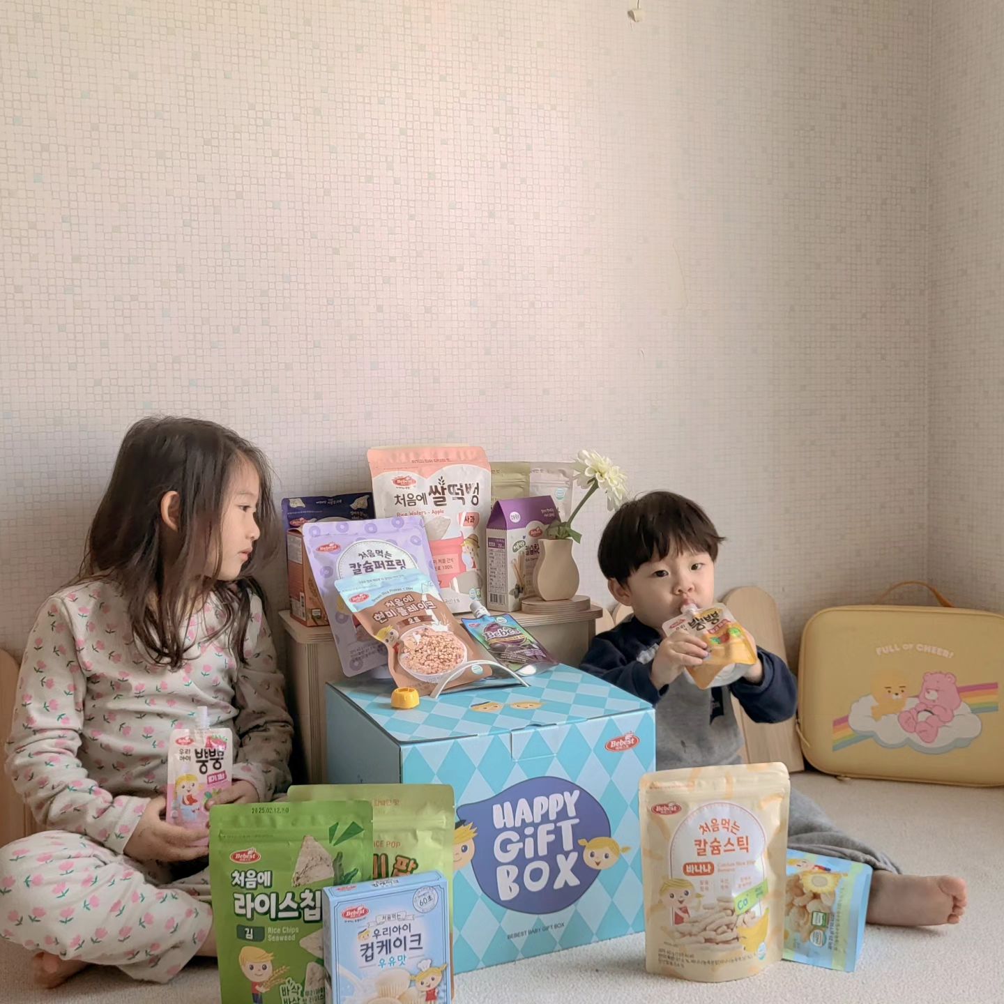 #협찬 #제품제공 

베베스트 인기제품만 쏙쏙담은
소중한 사람들에게 전하는 센스있는 선물
베베스트 아이과자 음료 17종 선물세트 블루

주는사람도 받는사람도 누구나 좋아하는 선물세트
기분좋은 귀여운 디자인으로 정리수납함으로 활용이
가능해서 좋더라구요 

인기 과자는 물론 아기음료, 보리차, 컵케이크 등등
총 17종 구성으로 실속선물세트에요

다미는 누나따라 어른과자도 먹기도 하지만
베베스트 아기과자는 고소해서그런지 맛있게
잘먹더라구요 지니도 고소하다면서 좋아했어요

실속있는 구성으로 선물용으로 딱인
베베스트 아이과자 음료 17종 선물세트 블루
다미가 완전 추천해요 🫶 

🥨 bebest_mall

#아기과자 #아기음료 #과자선물세트 #과자선물박스 #과자세트 #과자선물 #어린이날선물 #돌선물 #조카선물 #간식세트 #베베스트선물 #베베스트과자선물 #베베스트