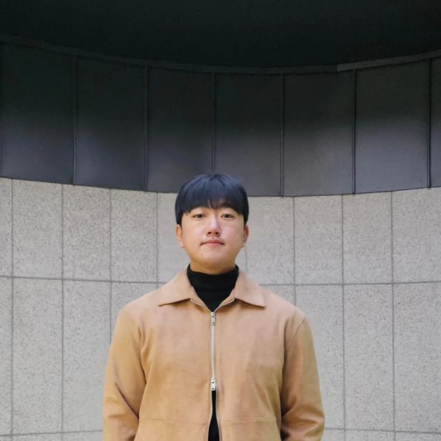 히웅 on Instagram: "#광고 @1rony9orno_official 오늘 좀 춥네?! 이번주 다들 따스한 아우터 입으세요🖐 IRO134 [비건스웨이드] 세미 다트 스타디움 스웨이드 자켓 루즈한 실루엣의 비건스웨이드 자켓