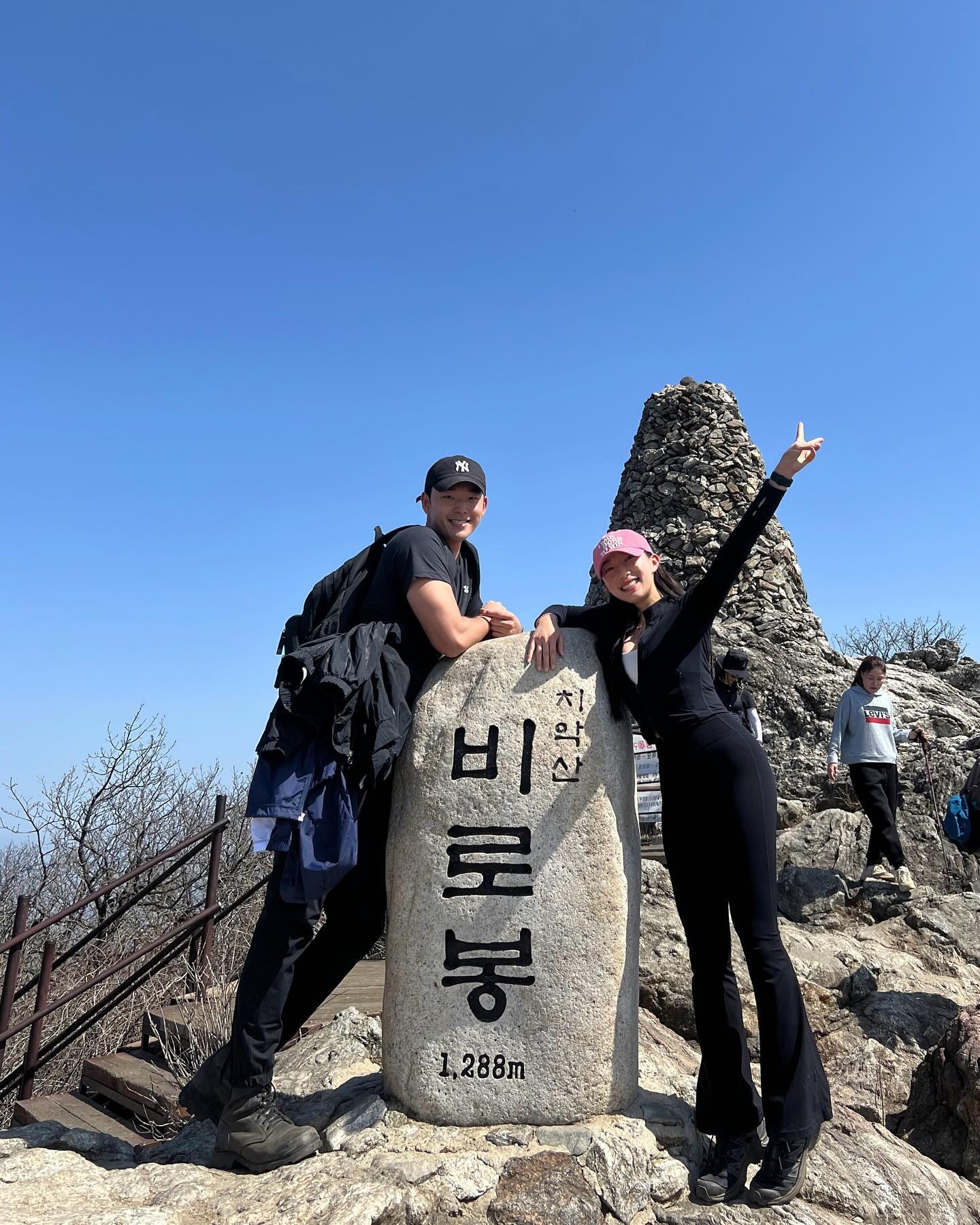 -
둘 다 몇번이고 주저앉았지만 4시간 컷 하고 온 첫 등산 ⛰️
그리고 등산부터 하산까지 잘 챙겨준 내 페이스메이커 최고 
(ｏ’ｖ｀ｂ)ｂ ❤️‍🔥 

#등산 #등린이 #치악산 #비로봉