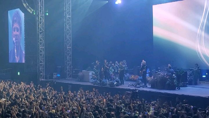 Noel Gallagher's High Flying Birds

살아생전 형님을 직관하다니!!!!!!!

2시간 가까이 몇 마디 하지도 않고 완창 때리심
체력은 둘째치고 성대 무슨 일이냐고.....
아니 안 늙으세요...?

내 지갑은 얇아지다 못해 빵꾸날 판이 됐지만
행복해따...ㅎ 
일하자...